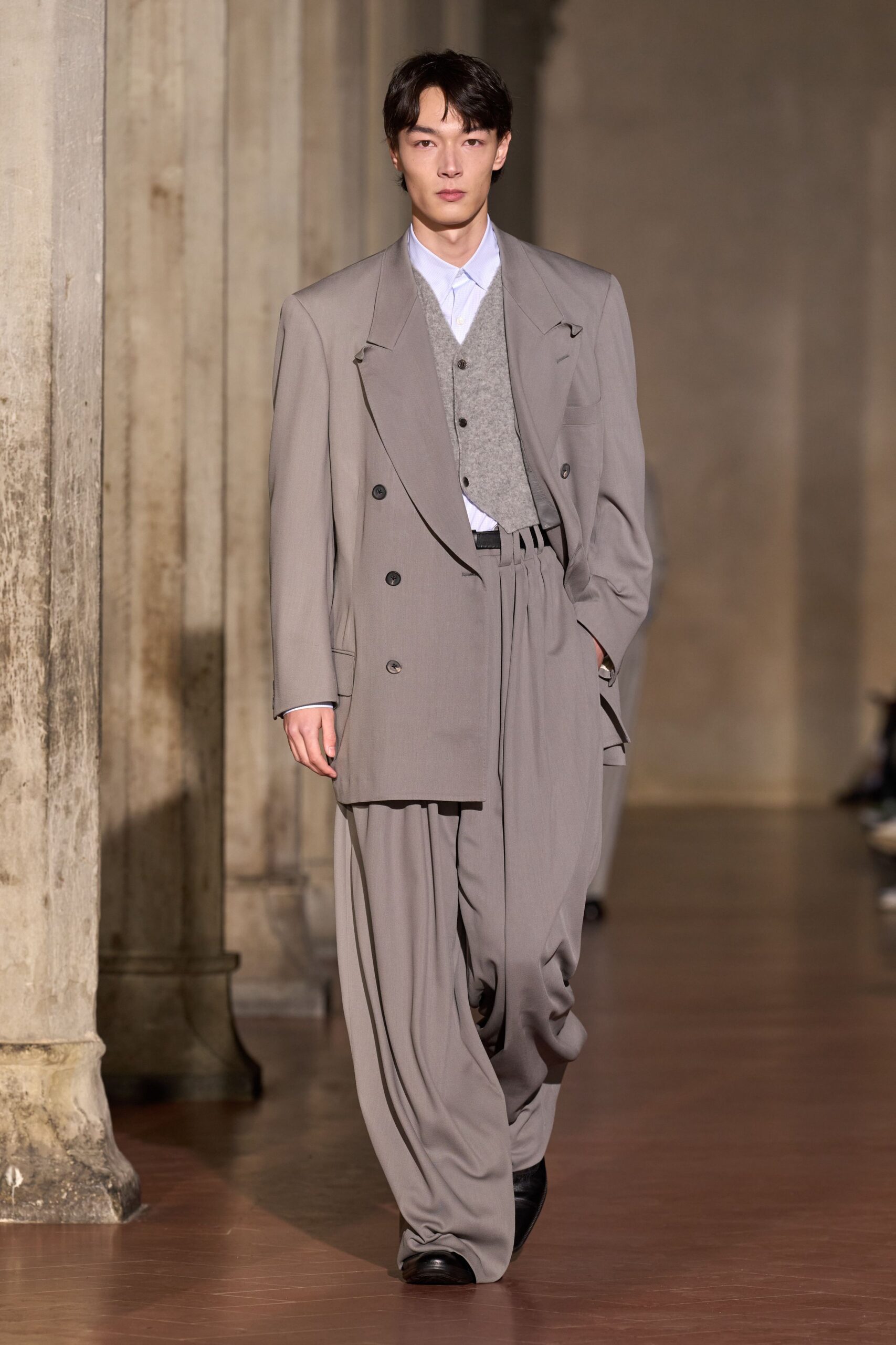 gray wool long-sleeve collared relaxed pleated buttoned suit