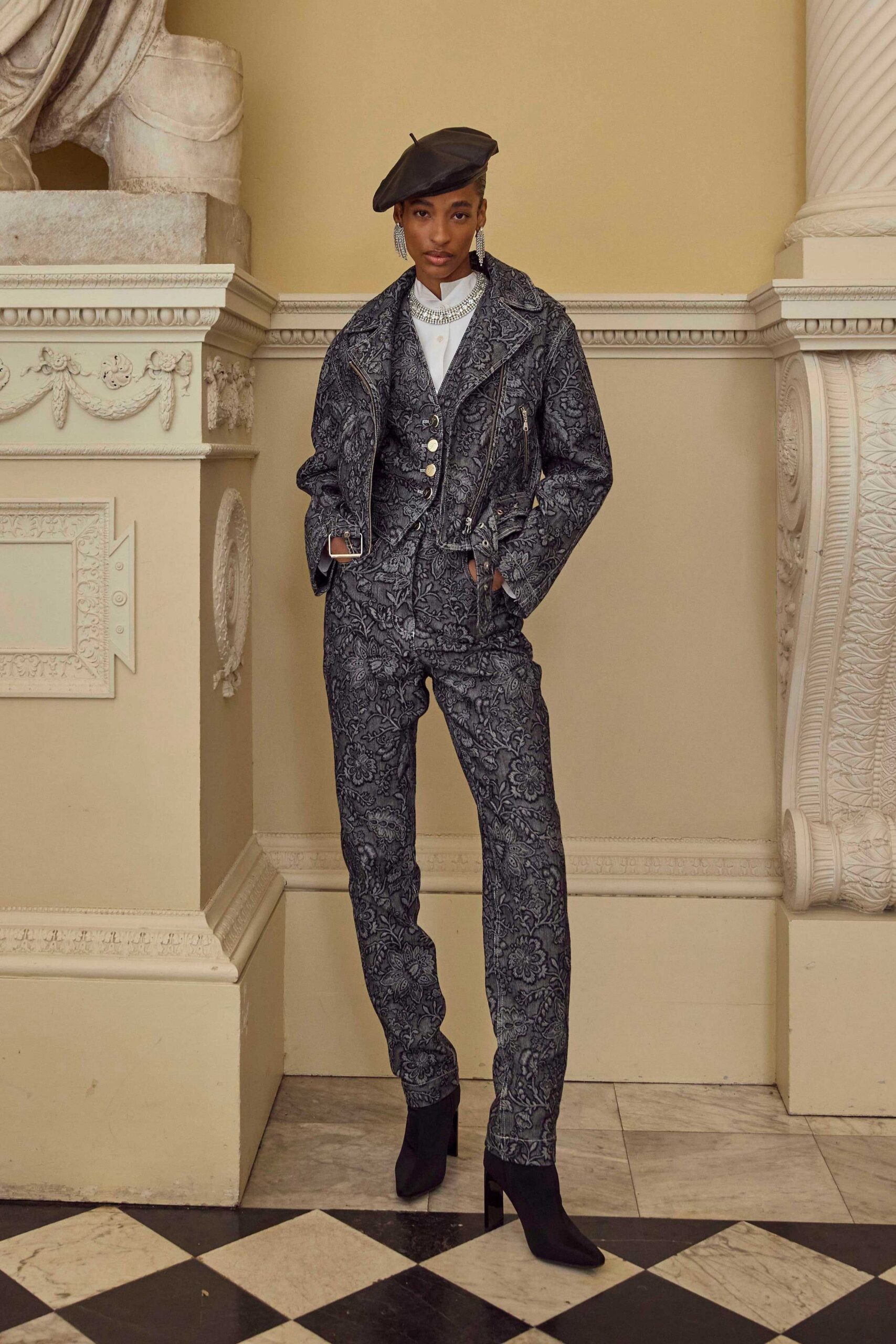 black cotton long-sleeve collared fitted printed jacket