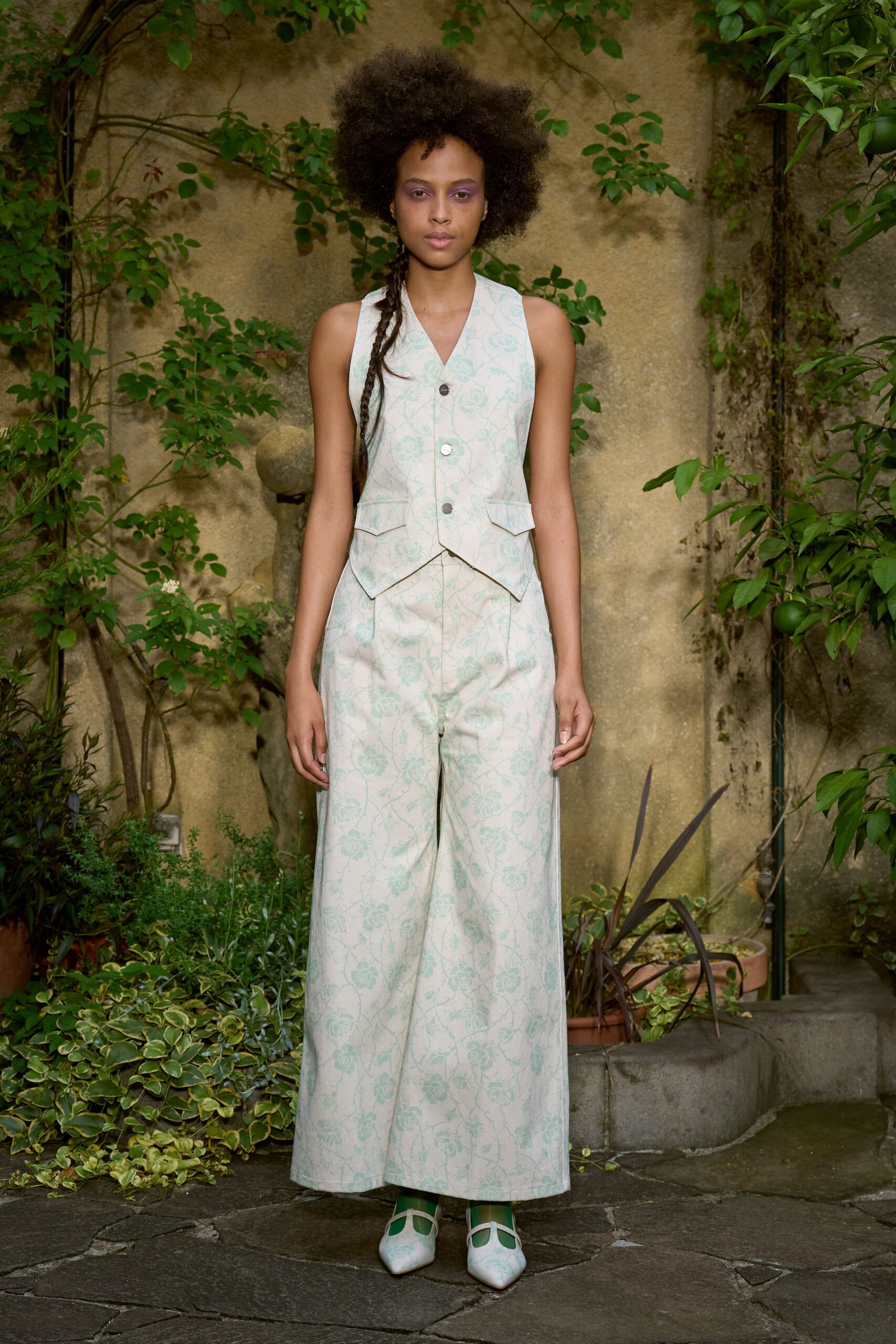 green cotton sleeveless collared fitted buttoned flared vest