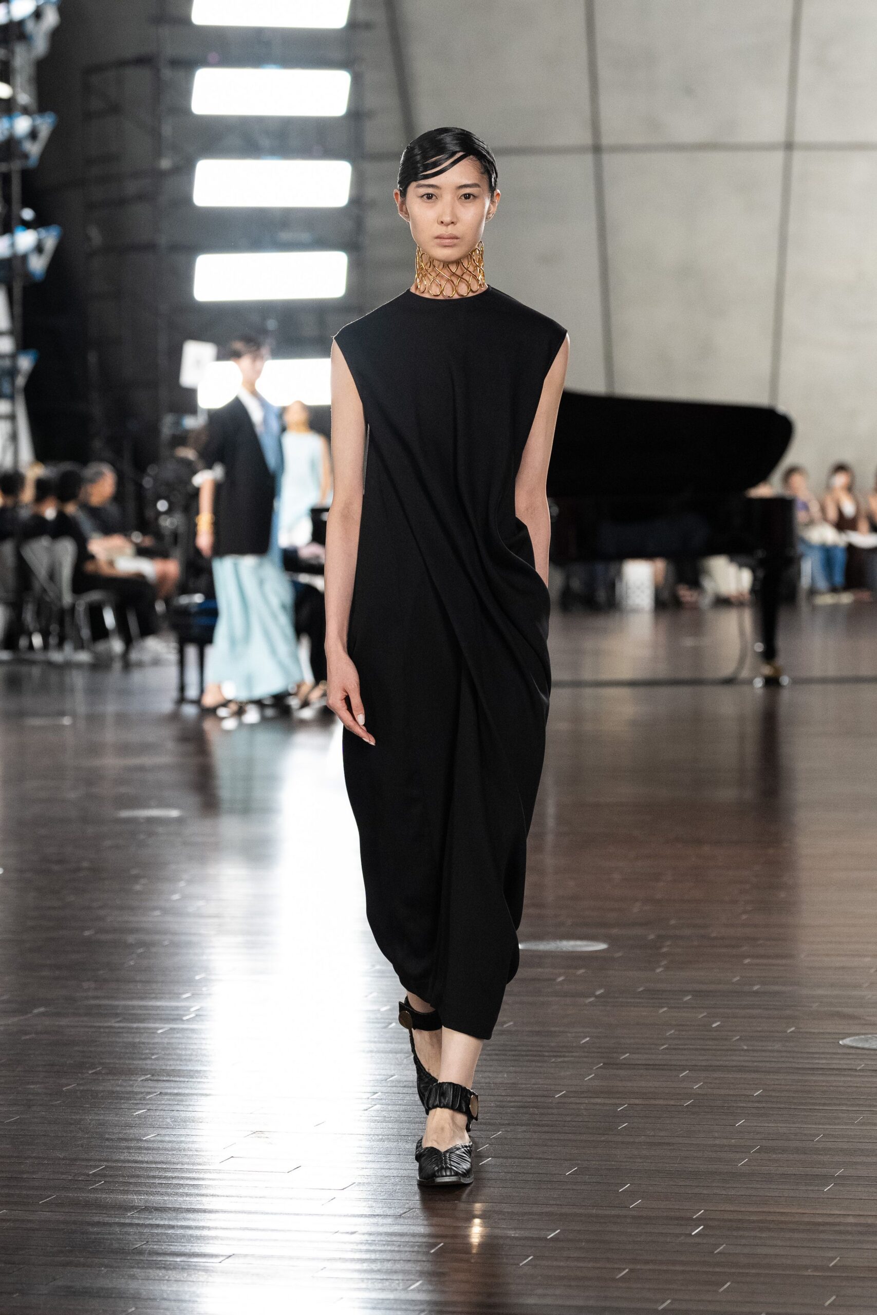 black relaxed midi dress with shoes