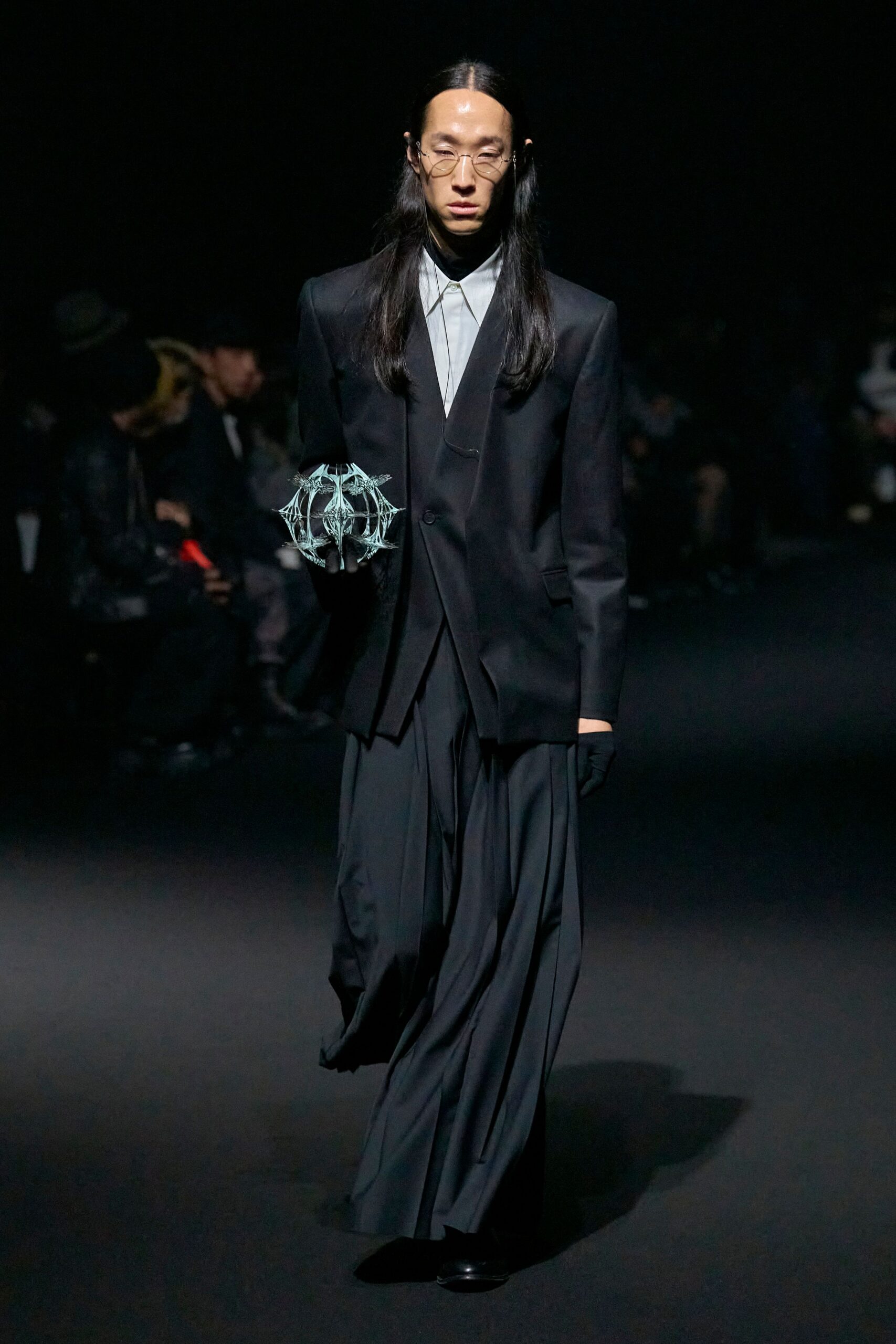 black wool long-sleeve collared tailored pleated suit