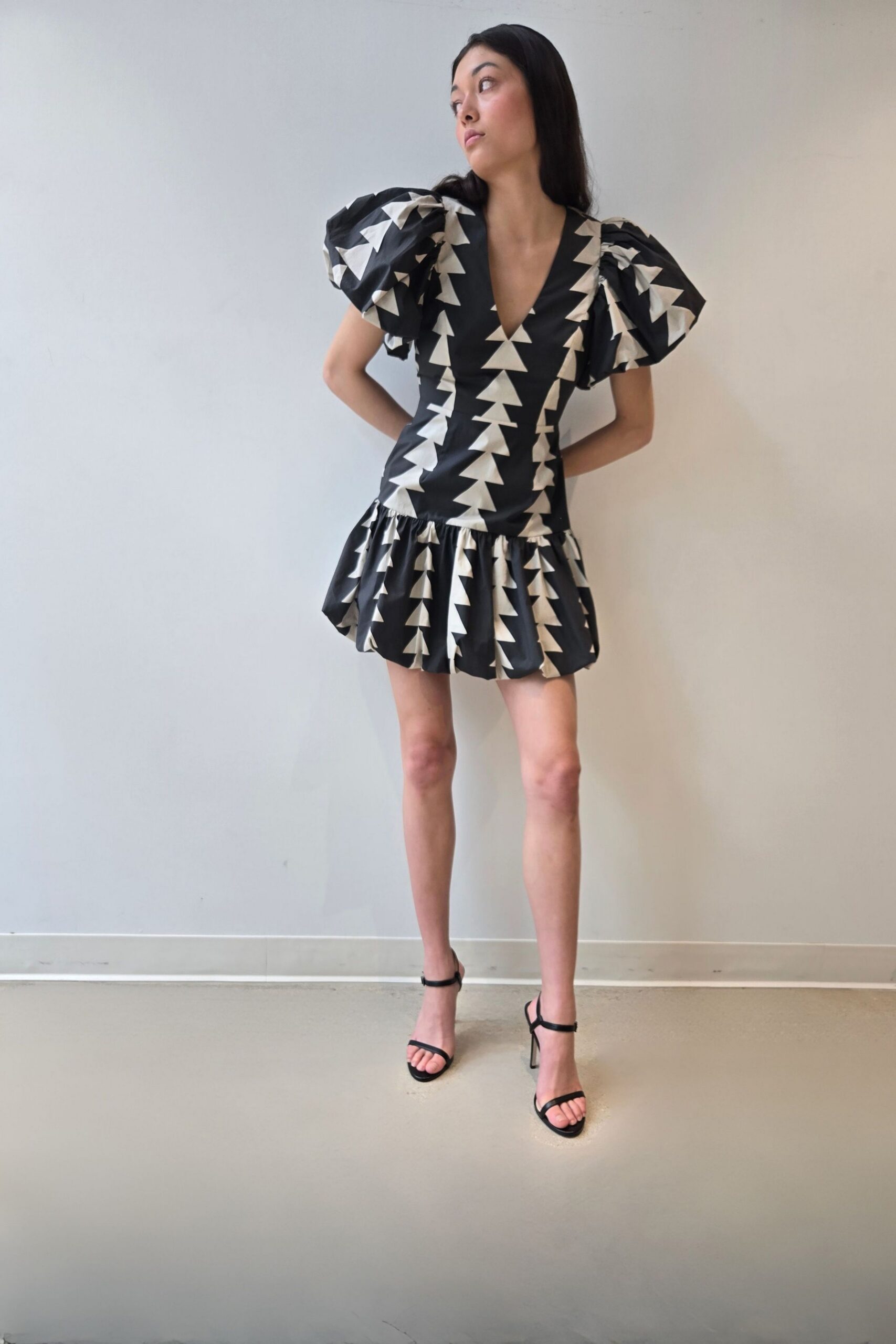 black cotton short-sleeve v-neck fitted pleated printed dress