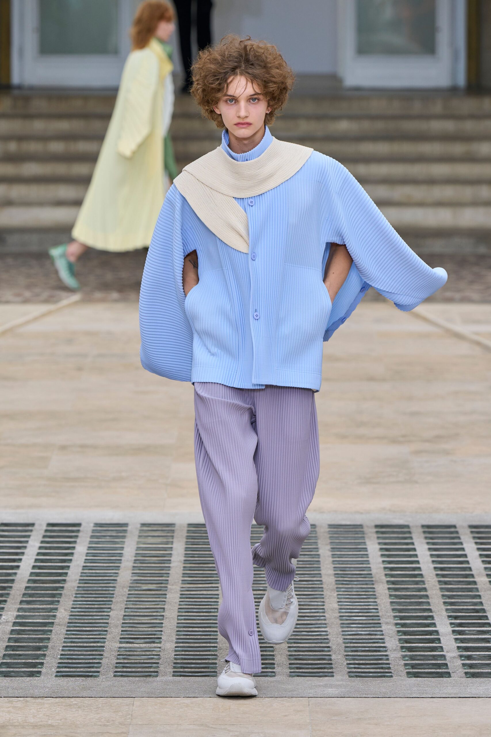 blue cotton long-sleeve collared relaxed pleated jacket