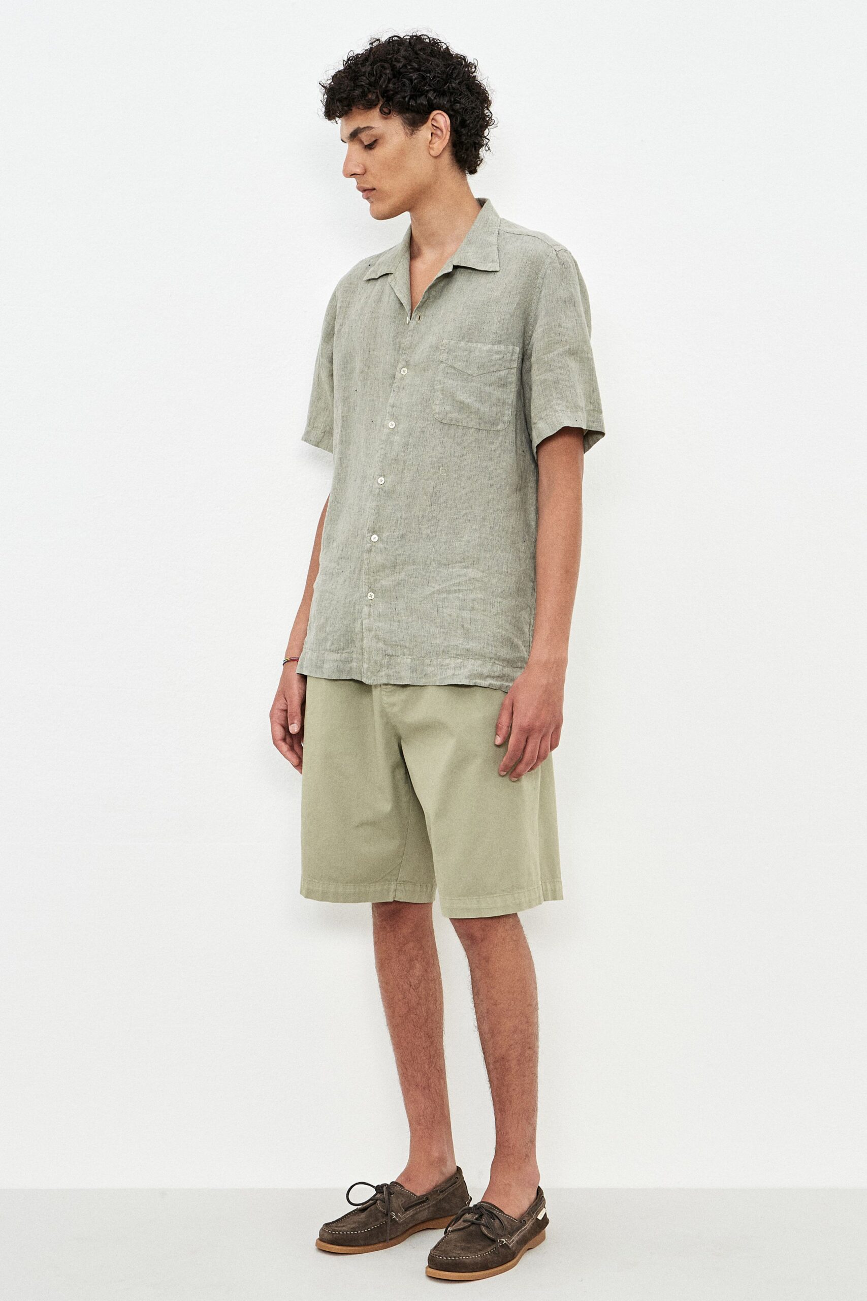 gray cotton short-sleeve collared relaxed buttoned shirt