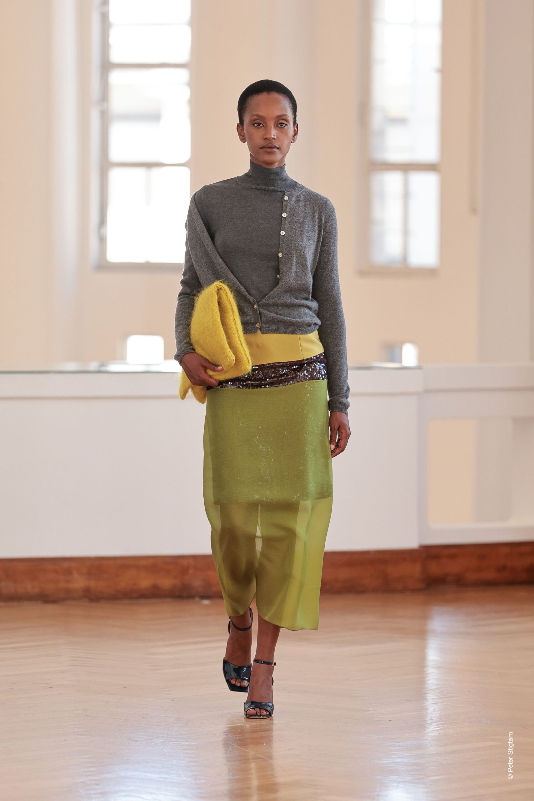 gray wool long-sleeve collared fitted buttoned top