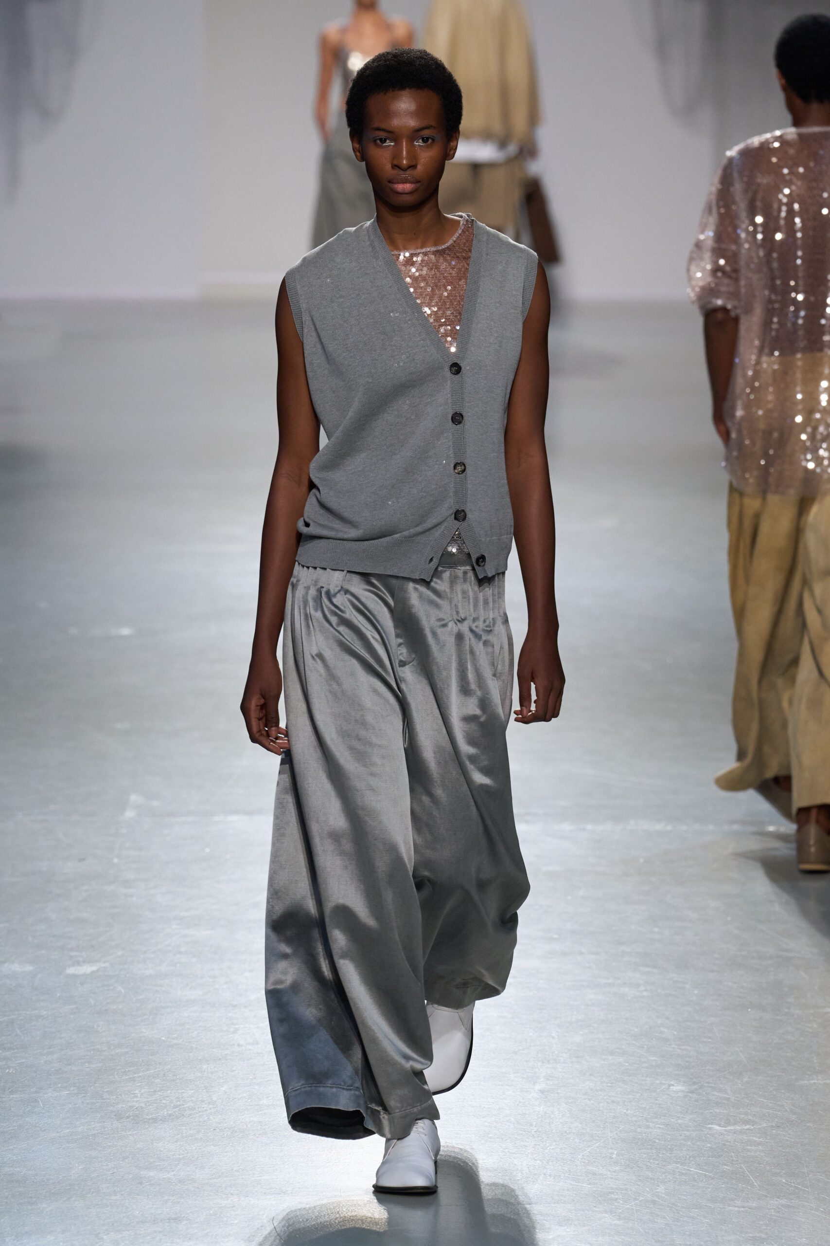 gray cotton sleeveless collared relaxed buttoned vest