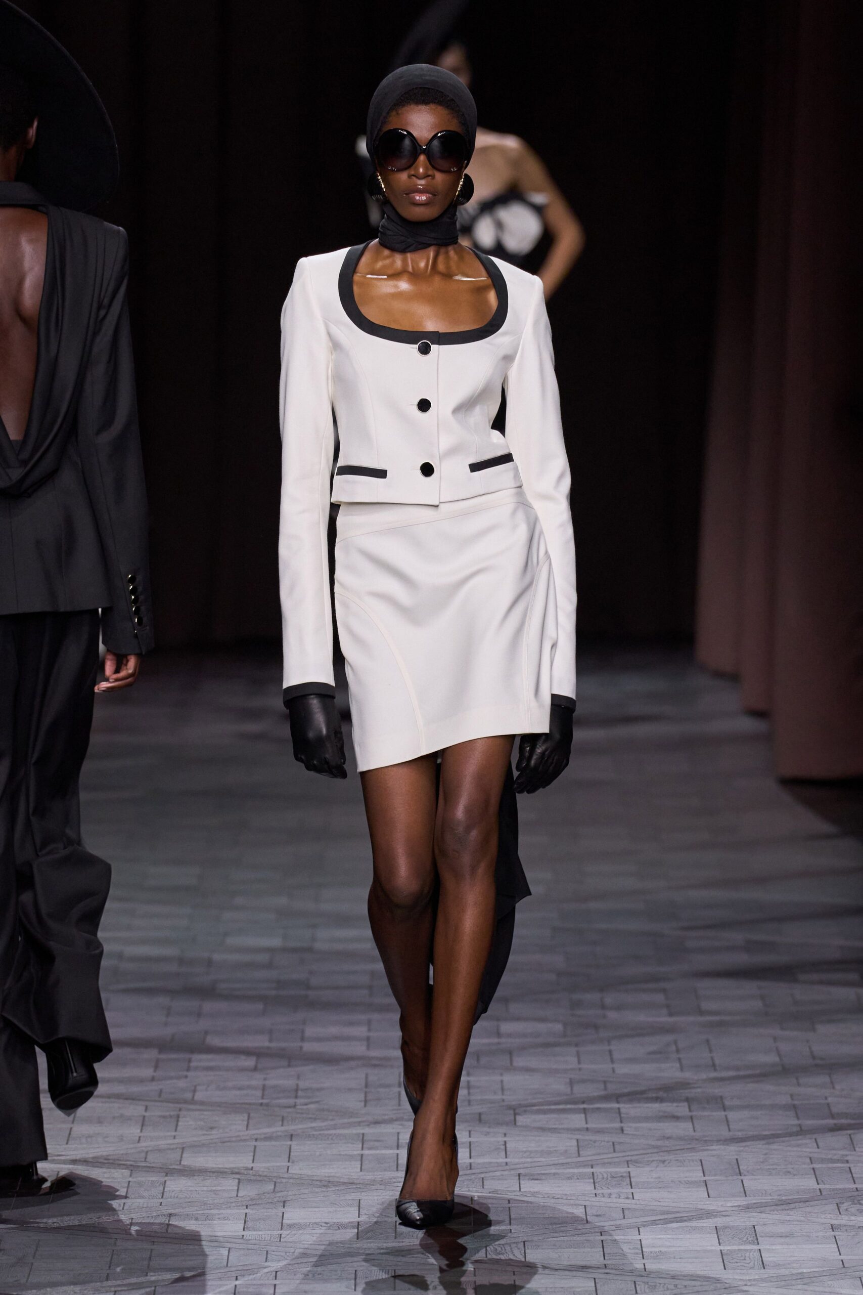 white cotton long-sleeve collared tailored buttoned blazer