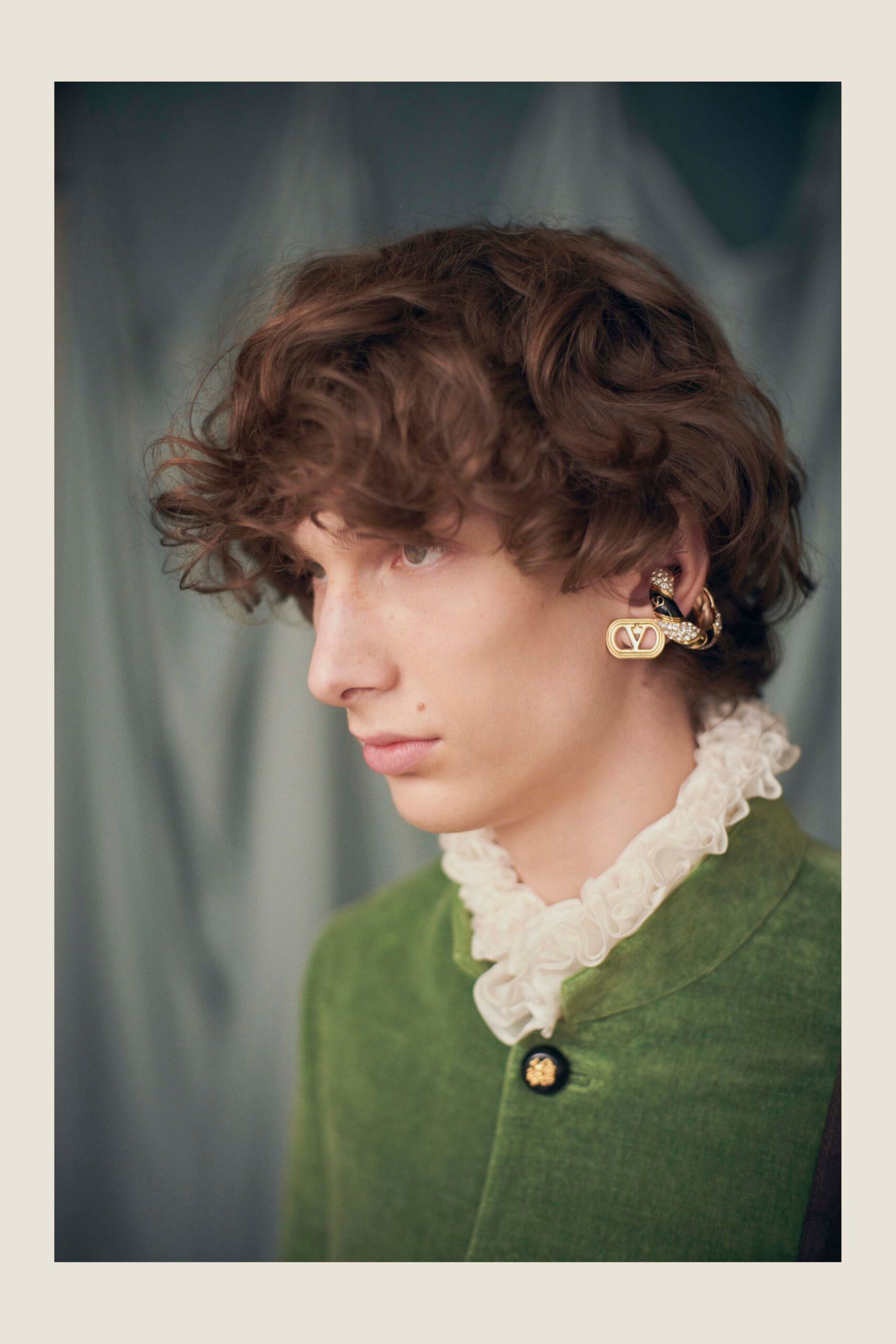 green cotton long-sleeve collared fitted buttoned jacket