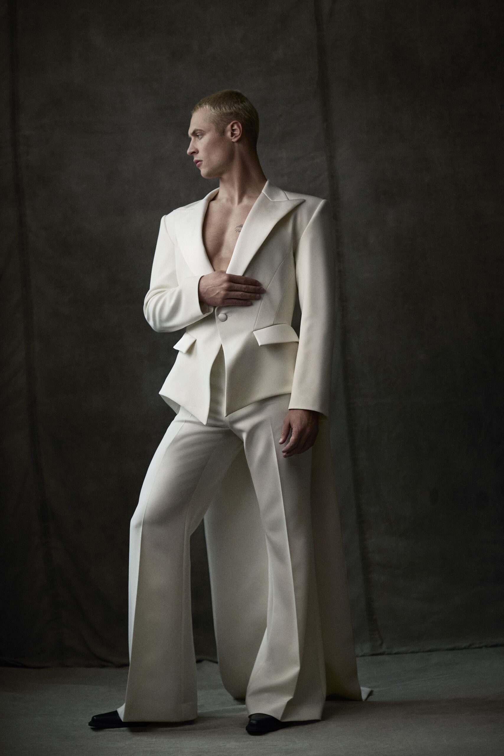 white wool long-sleeve collared tailored flared suit