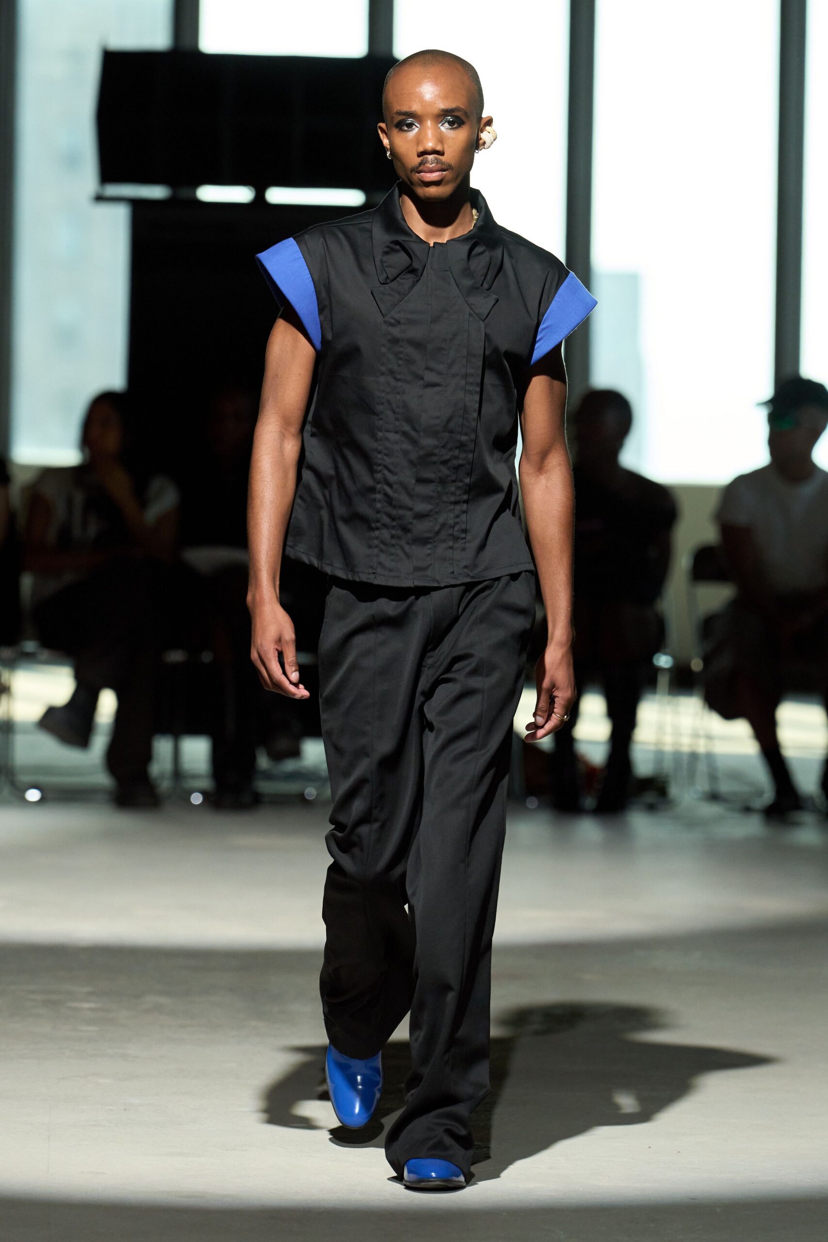 black cotton short-sleeve collared fitted zippered top