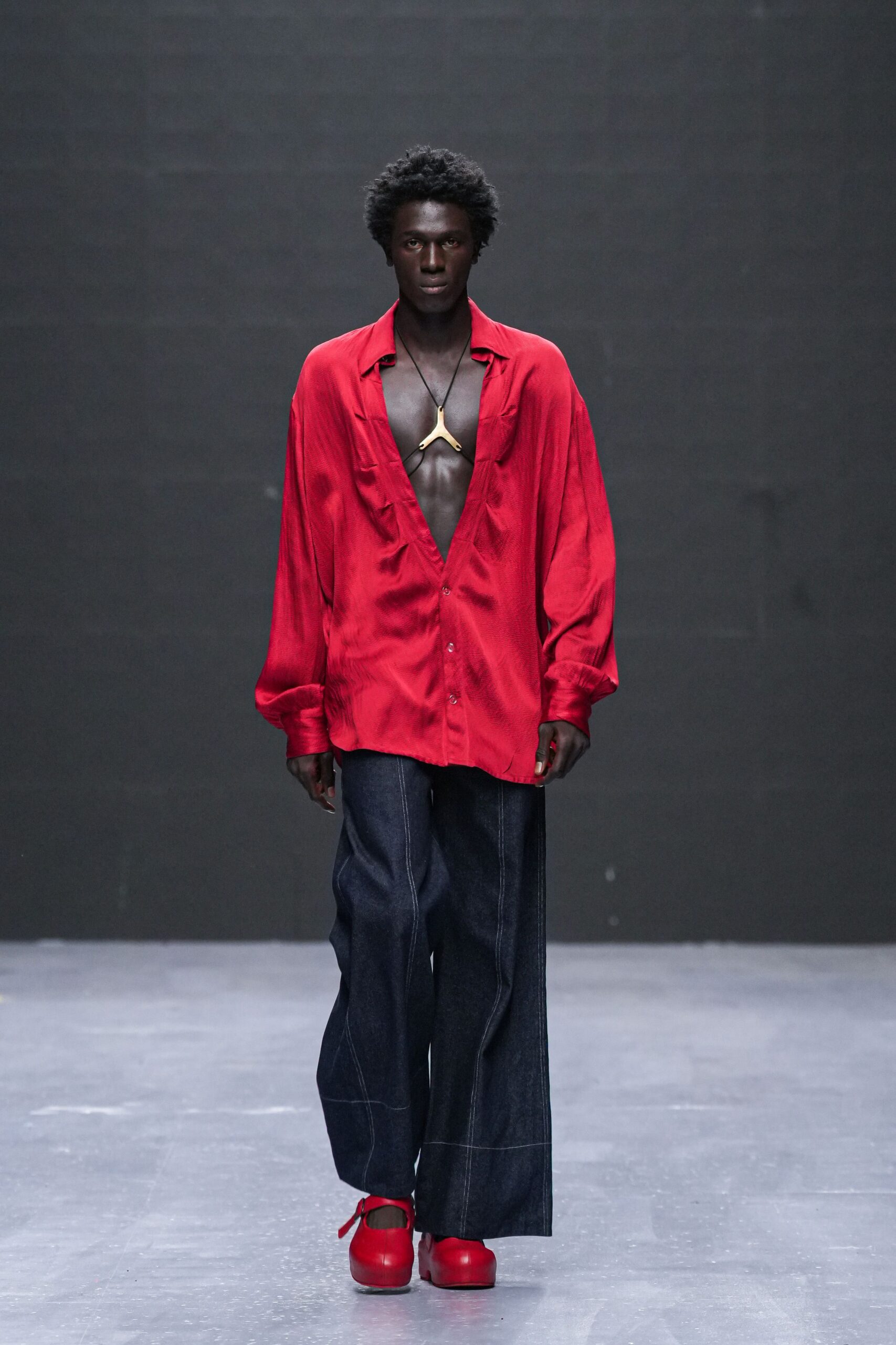red silk relaxed shirt with blue denim pants