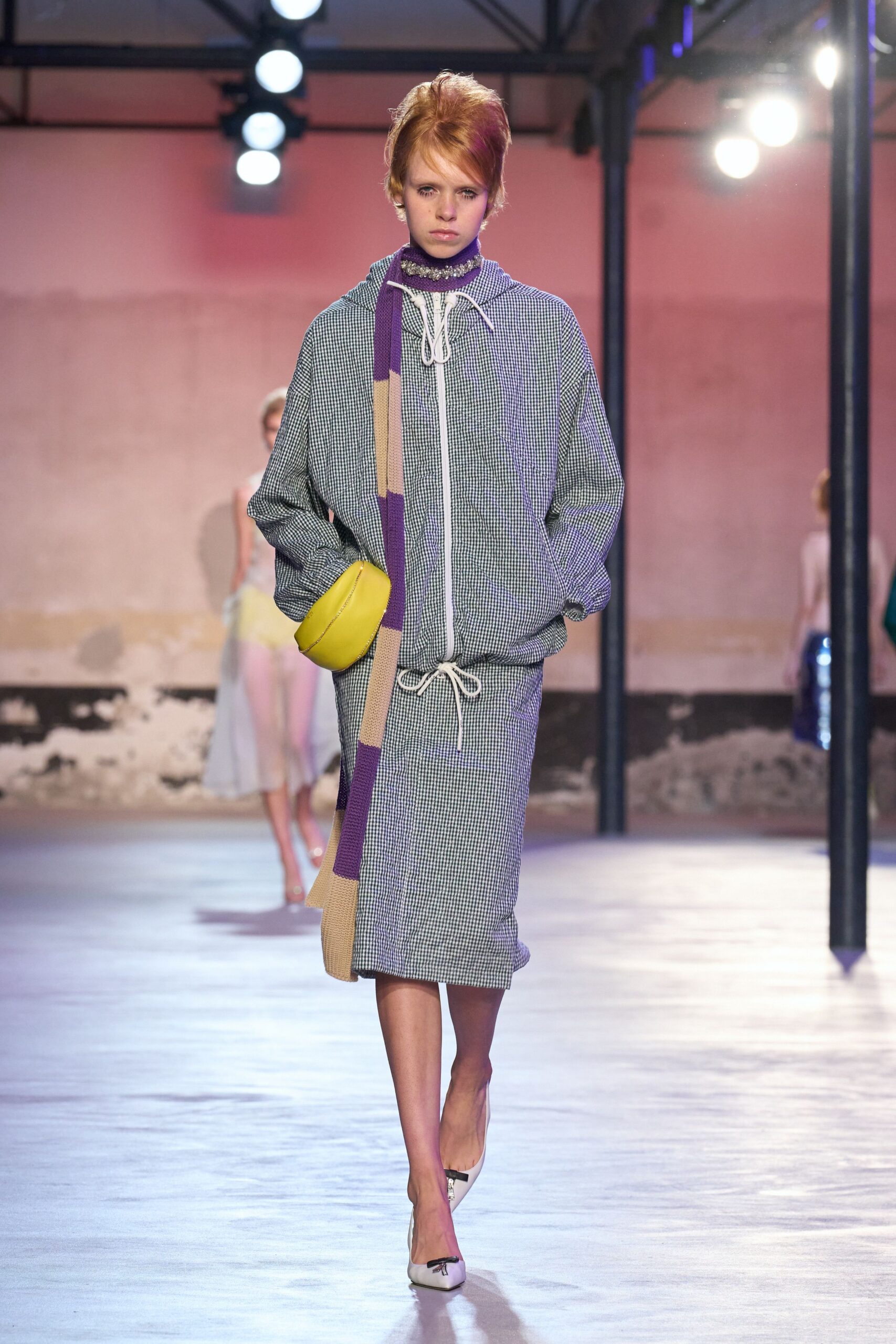oversized gray midi dress with yellow bag