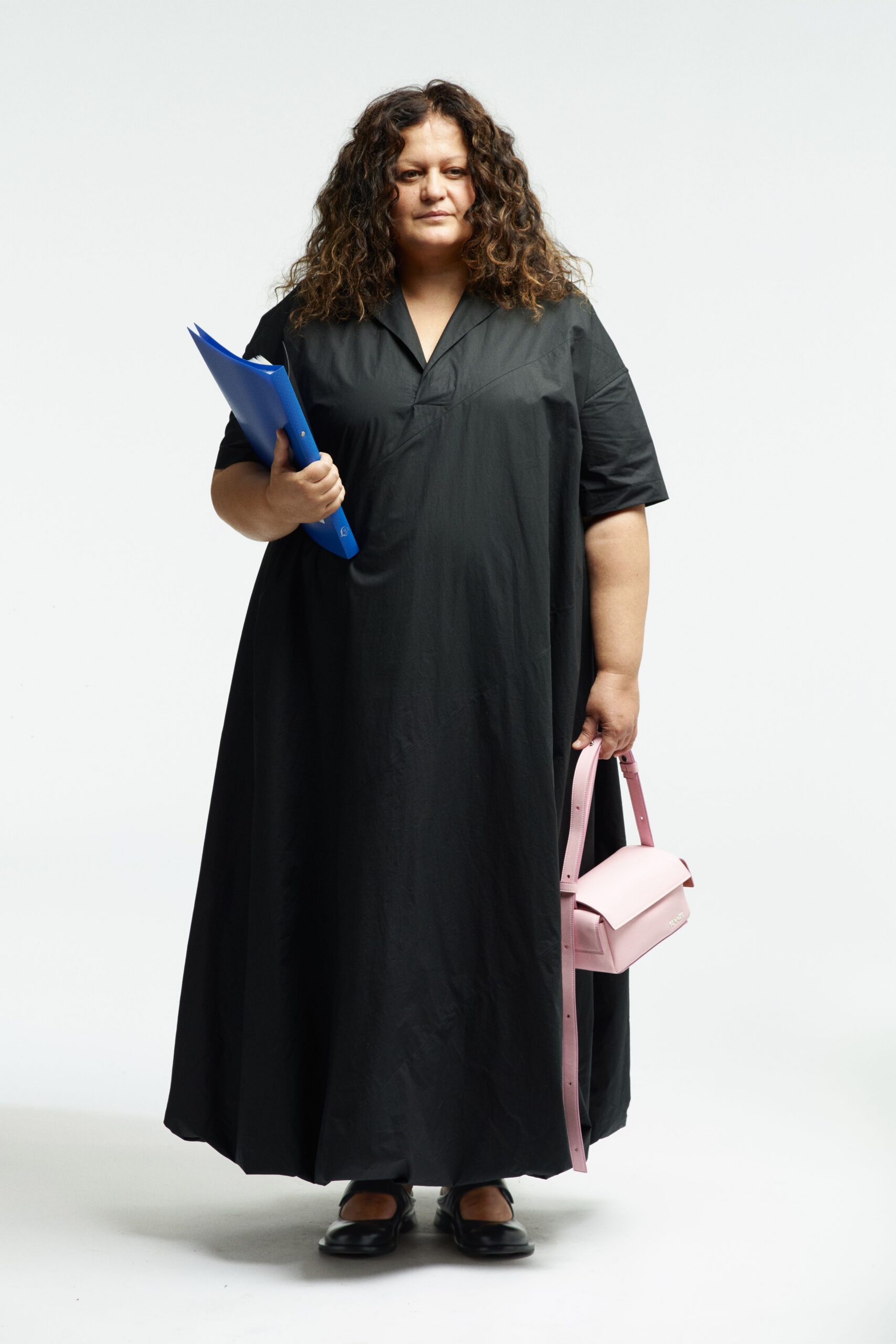 black relaxed maxi dress with pink bag