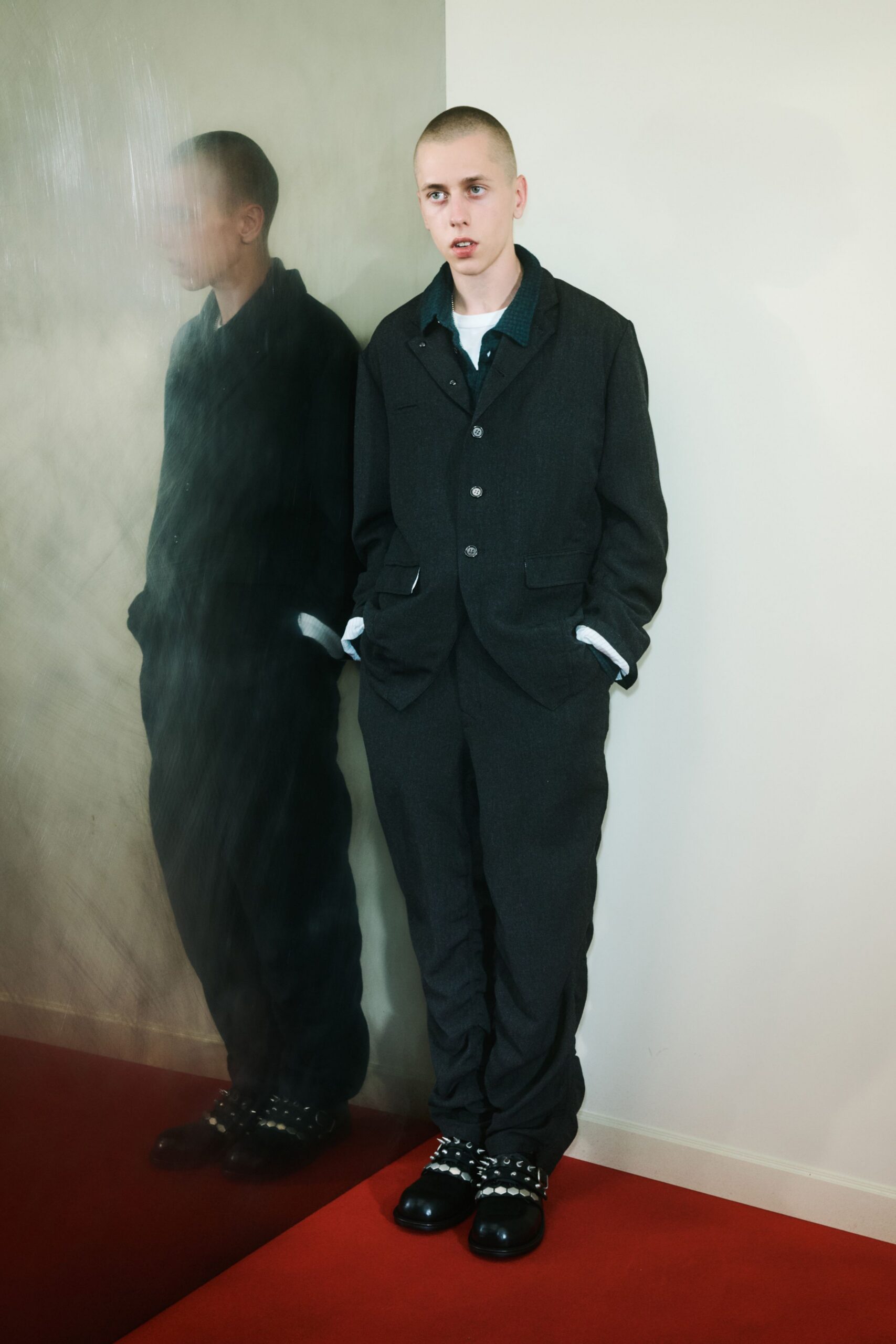 black cotton long-sleeve collared fitted buttoned suit