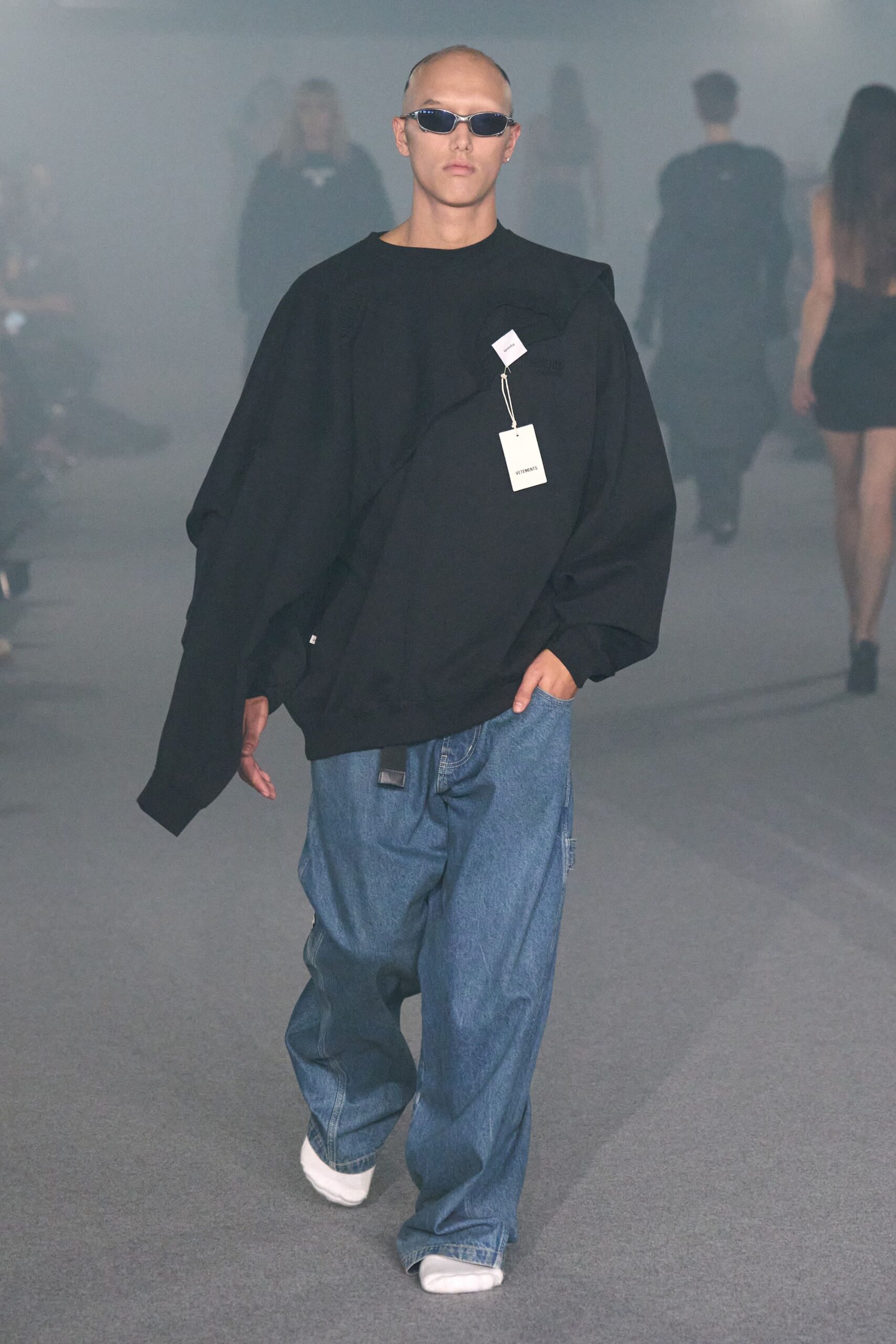 oversized black top with relaxed jeans