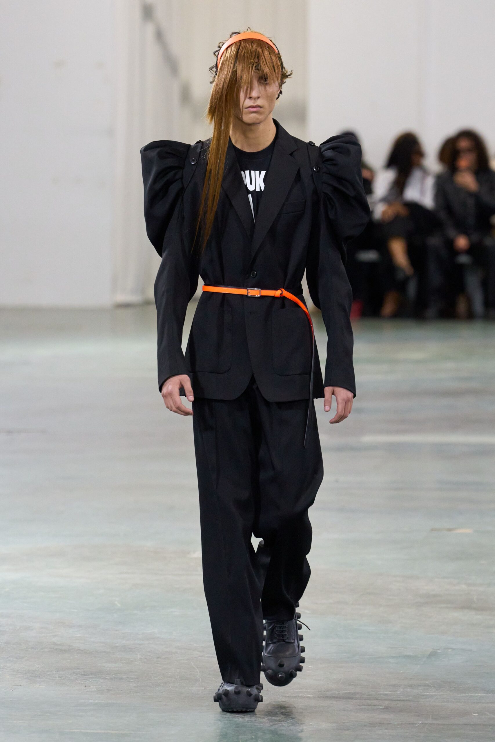 black long-sleeve collared structured pleated blazer