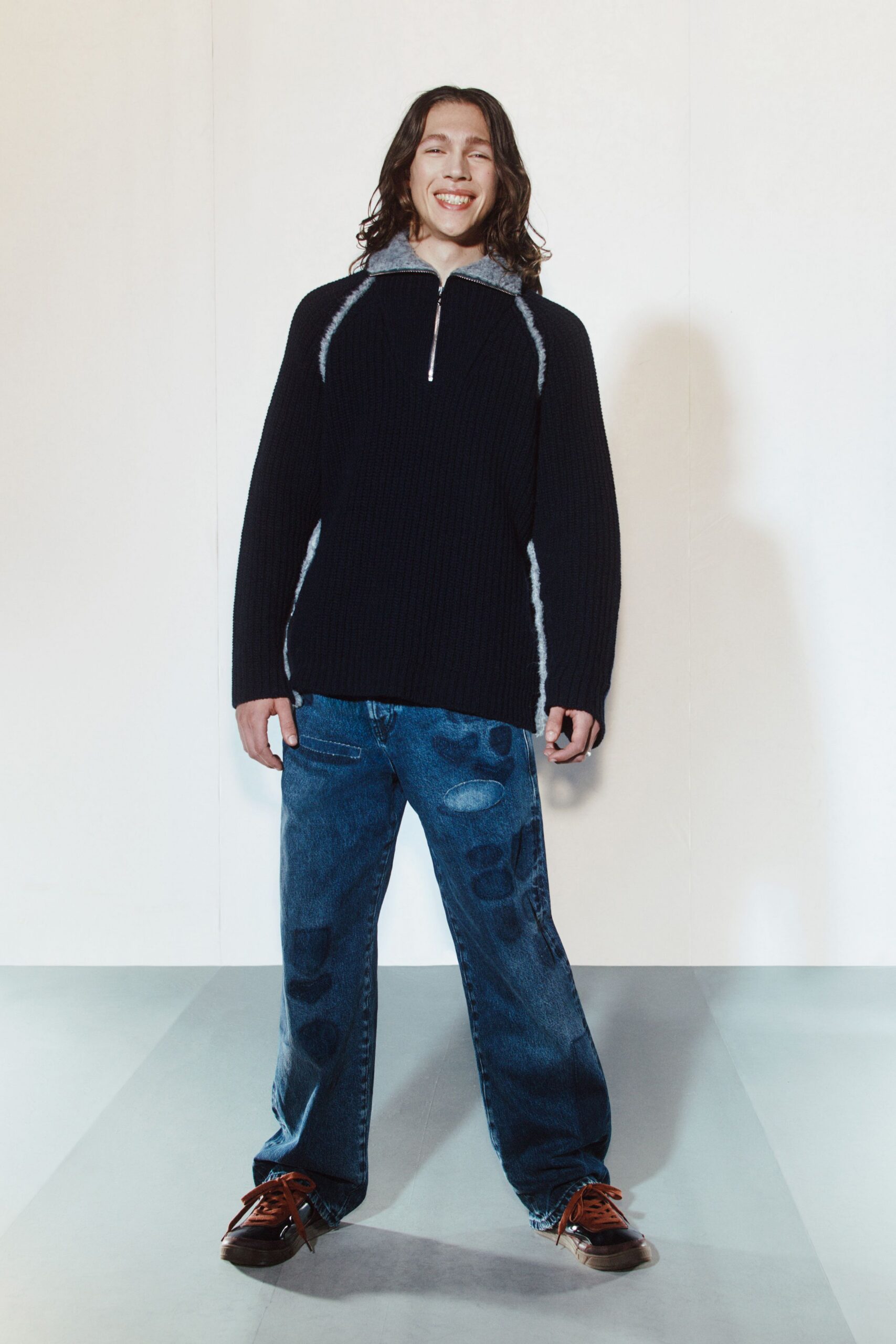 black relaxed sweater with blue jeans