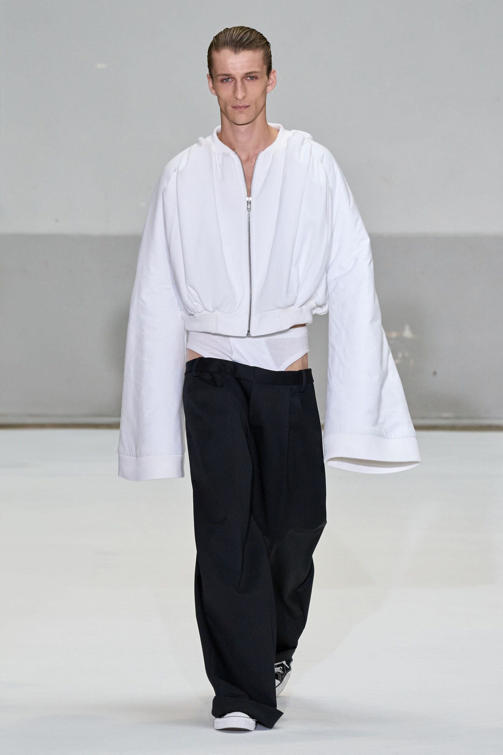 white cotton long-sleeve relaxed zippered cropped hoodie