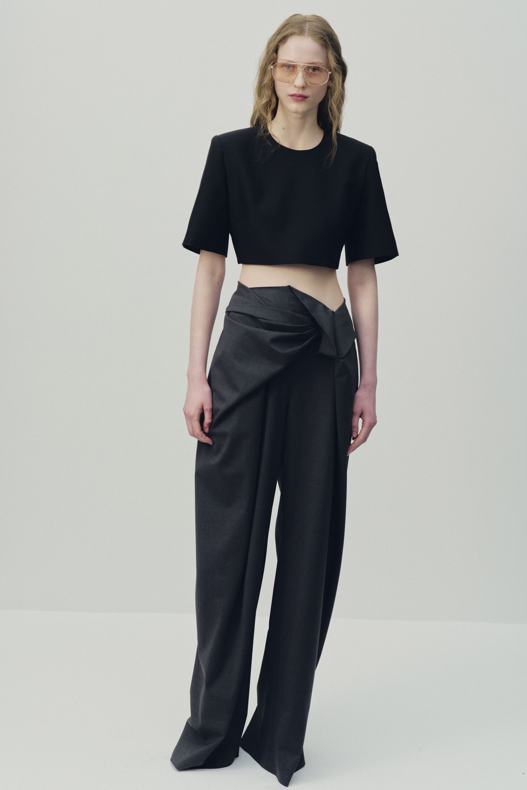 black cotton short-sleeve collared fitted cropped crop-top
