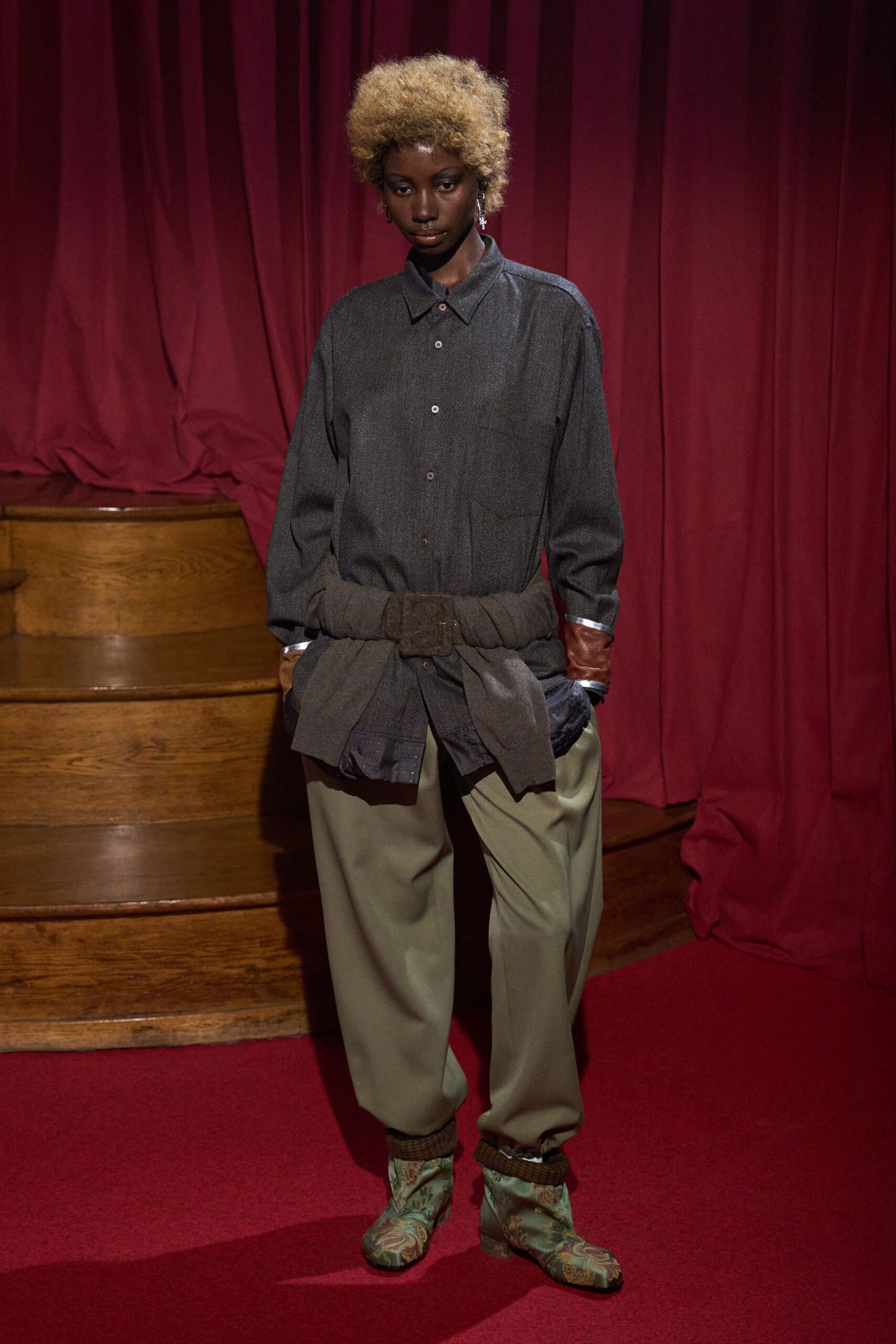 gray cotton long-sleeve collared relaxed buttoned shirt