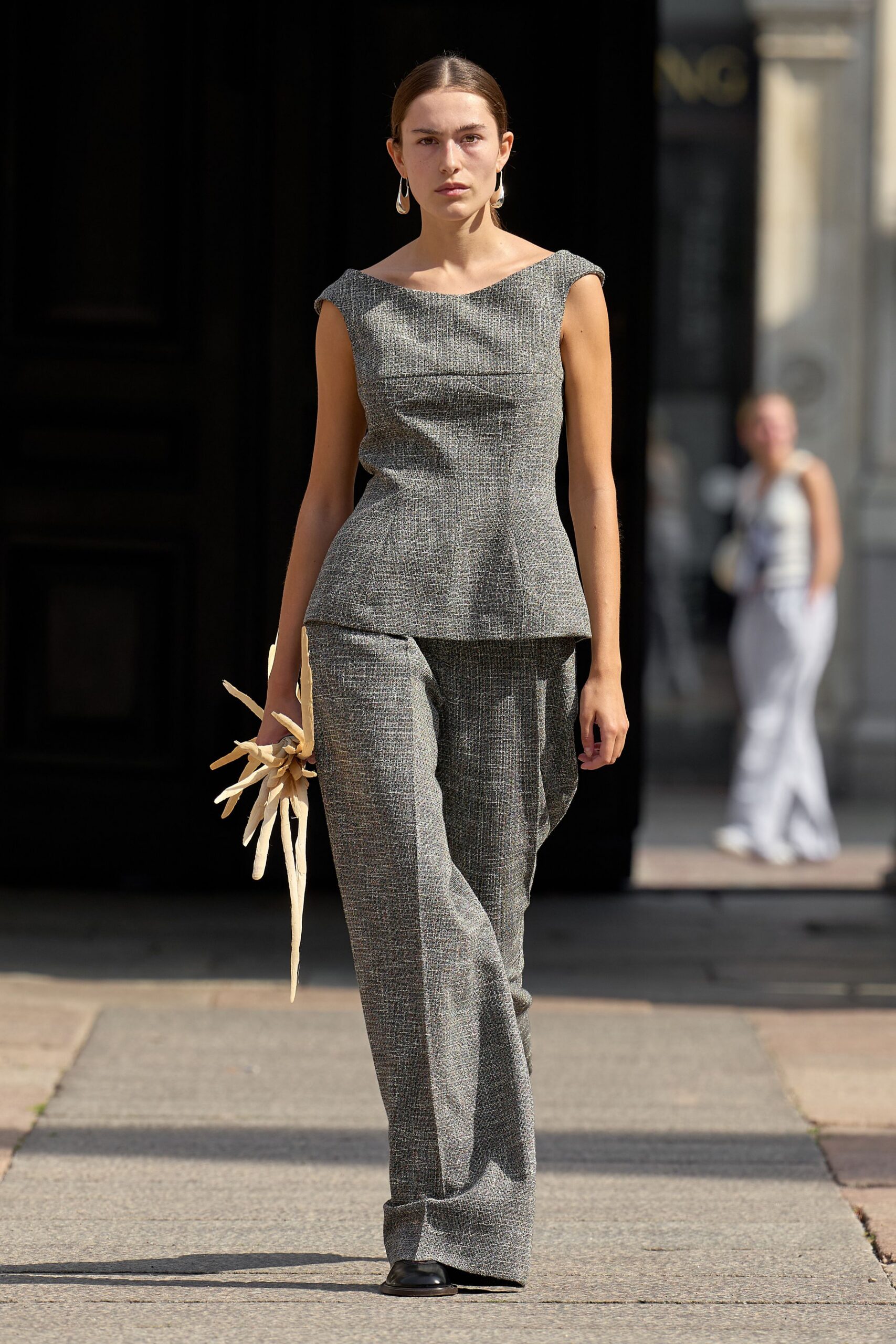 gray cotton sleeveless square-neck fitted structured top