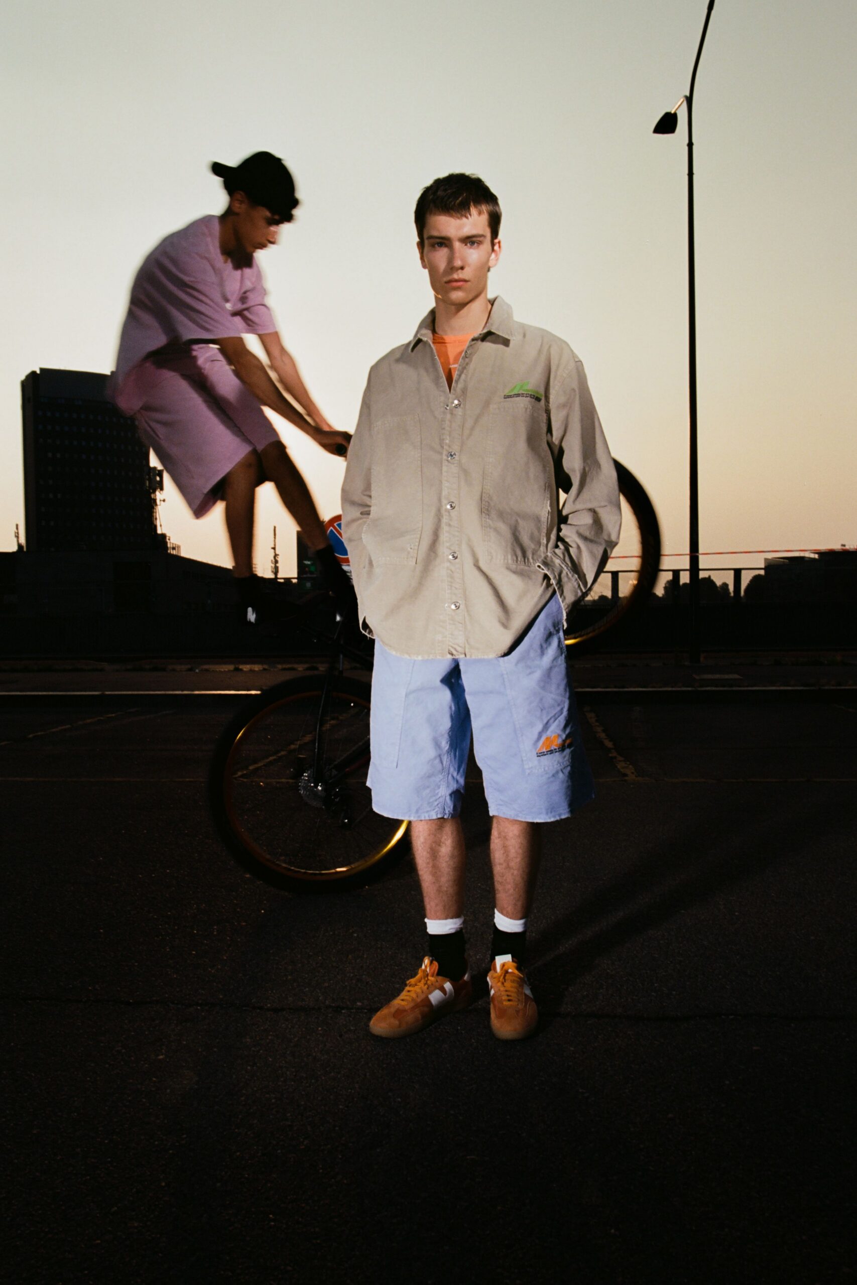 beige shirt blue shorts