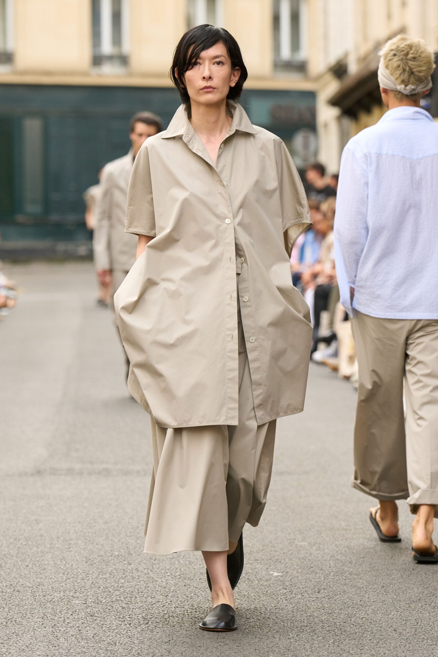 beige cotton short-sleeve collared relaxed buttoned pockets shirt-dress