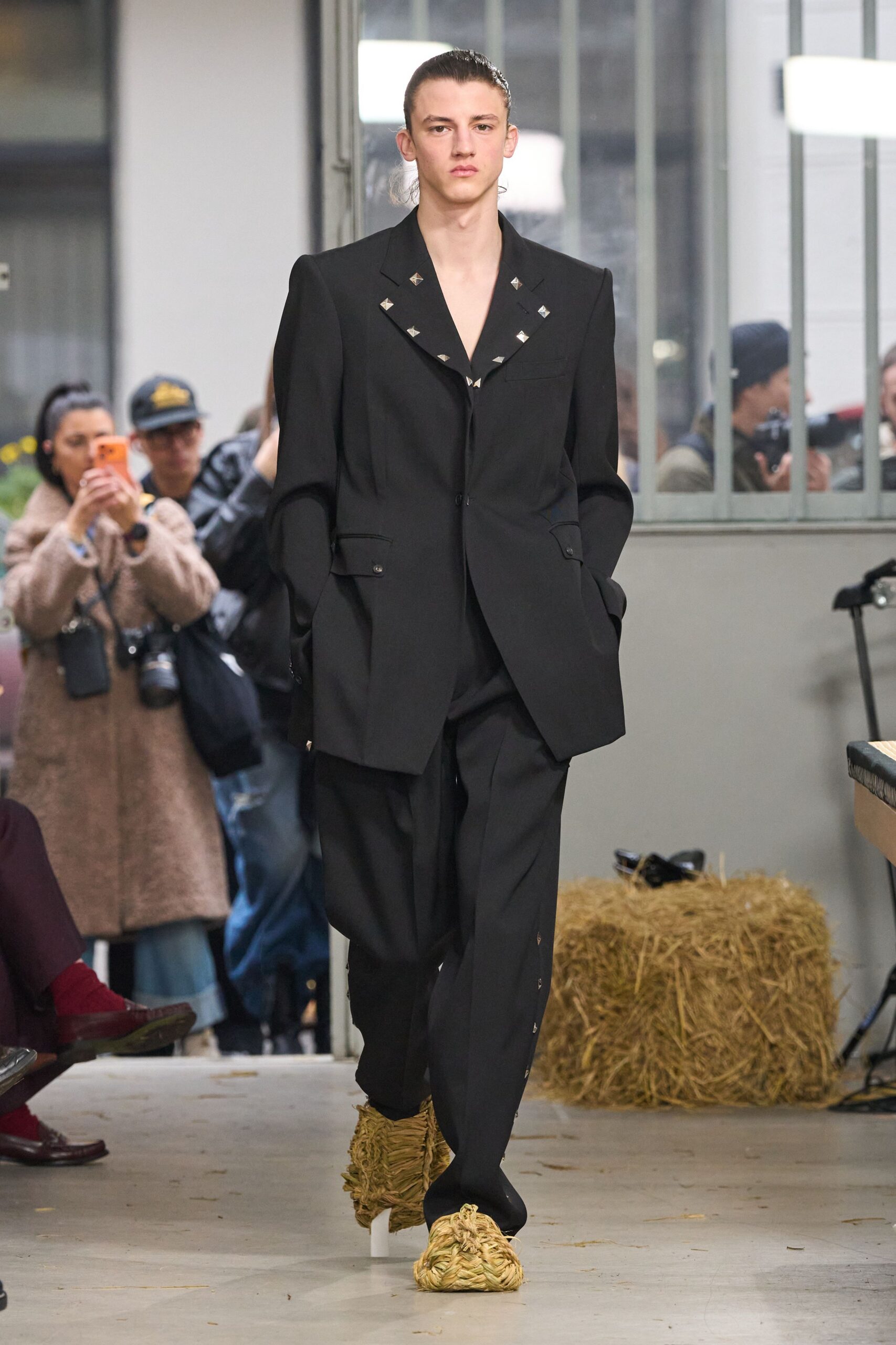 black wool long-sleeve collared tailored buttoned suit