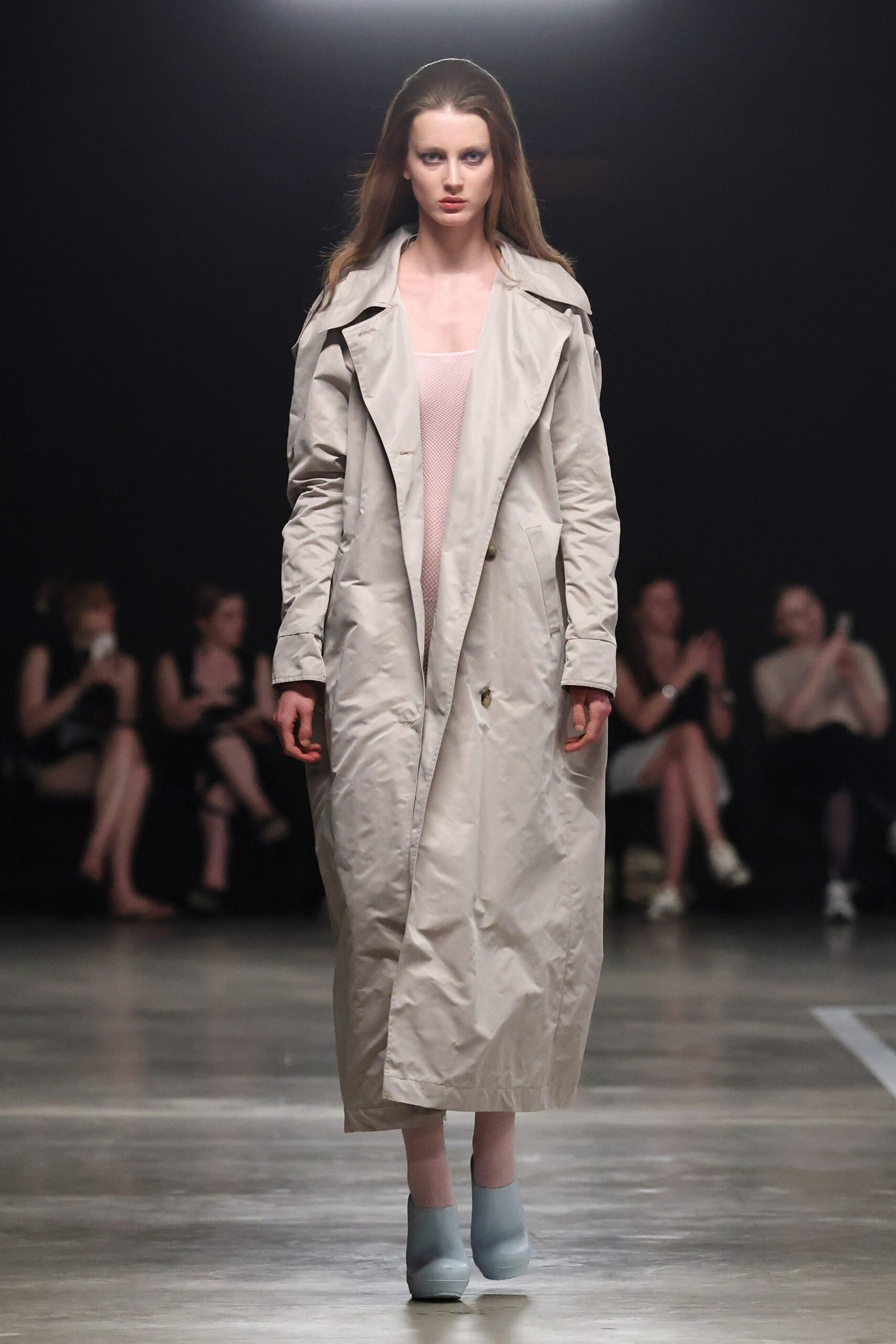 beige cotton relaxed trench coat with blue shoes