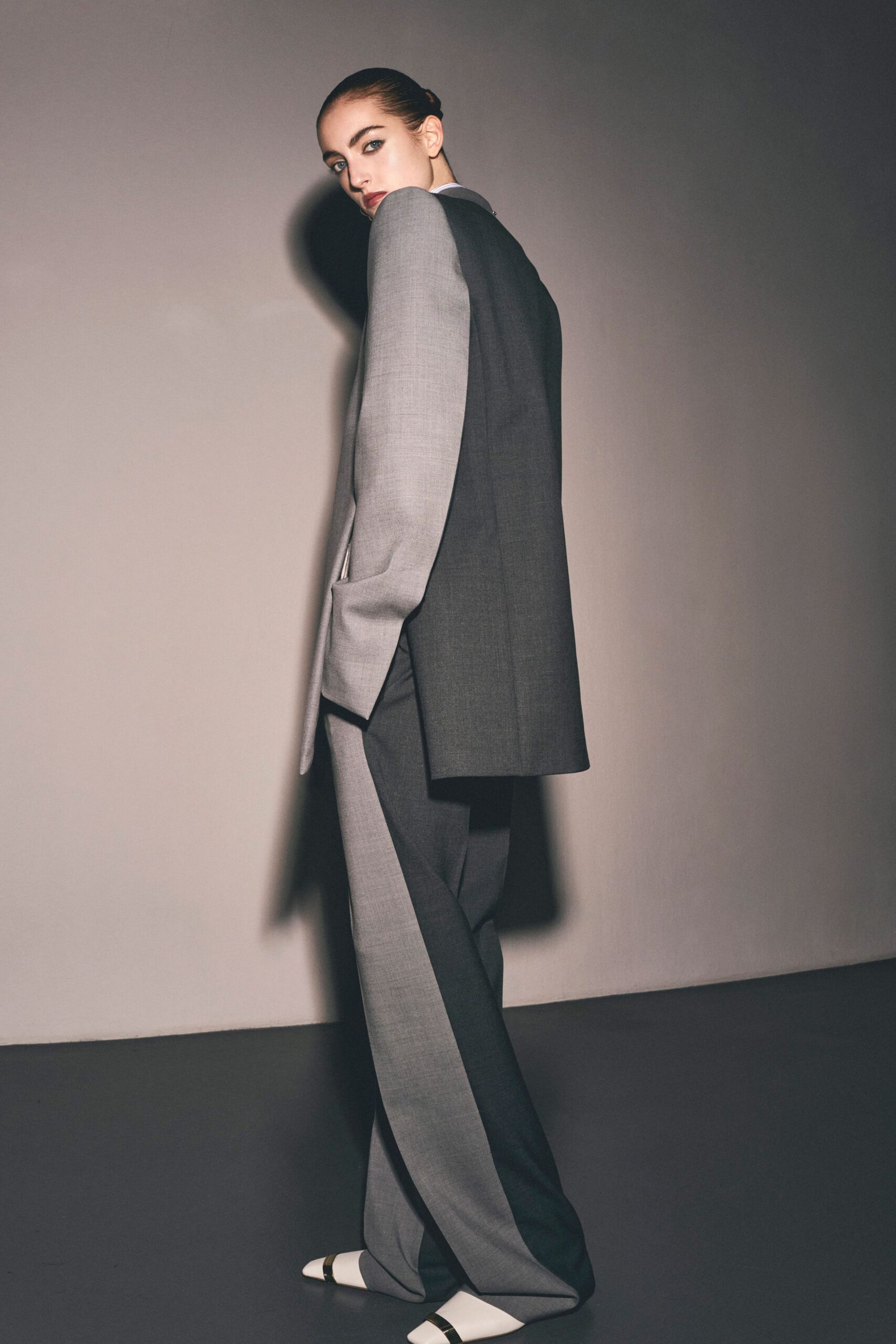 gray long-sleeve collared tailored suit