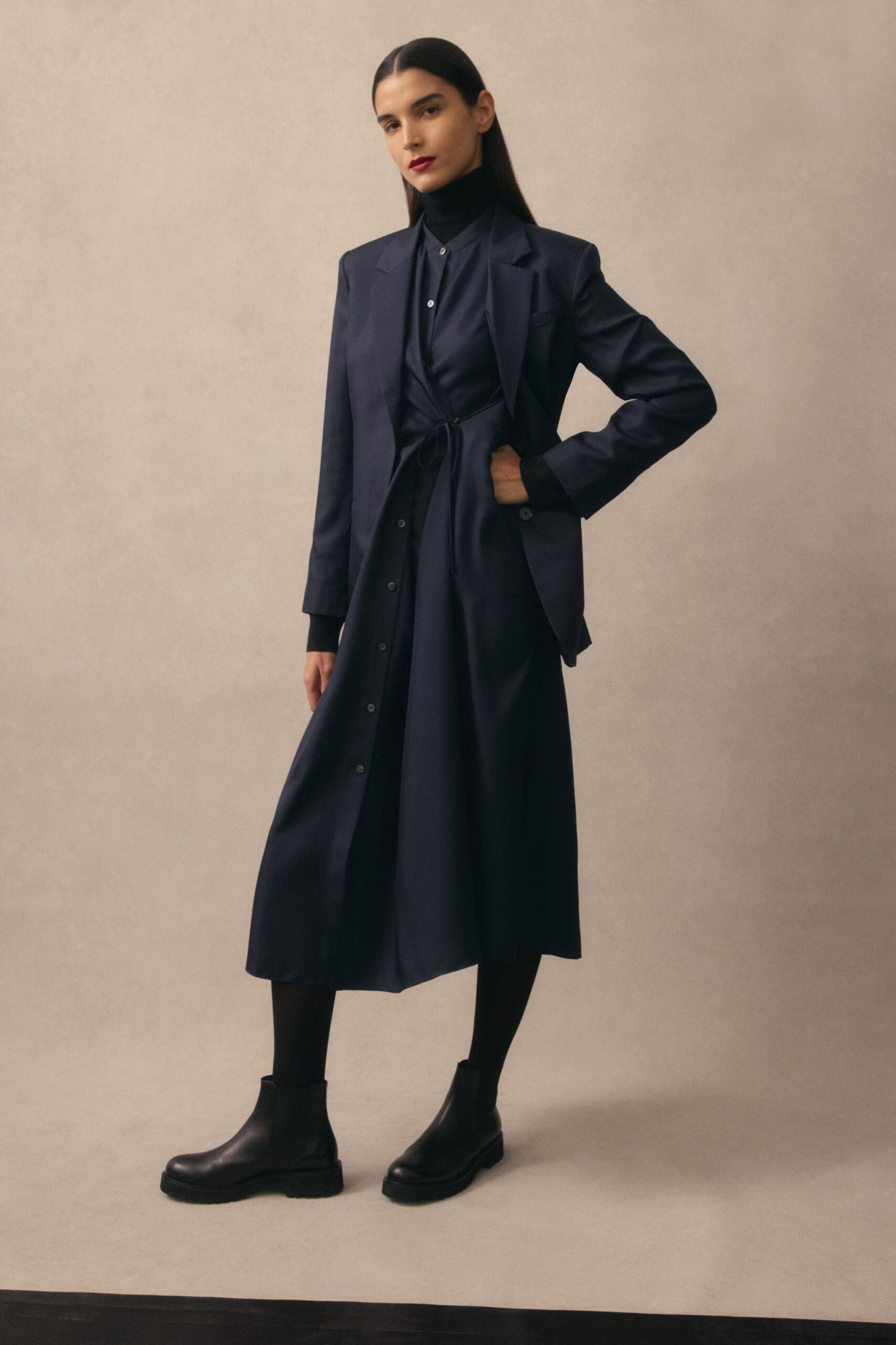 blue long-sleeve collared tailored blazer
