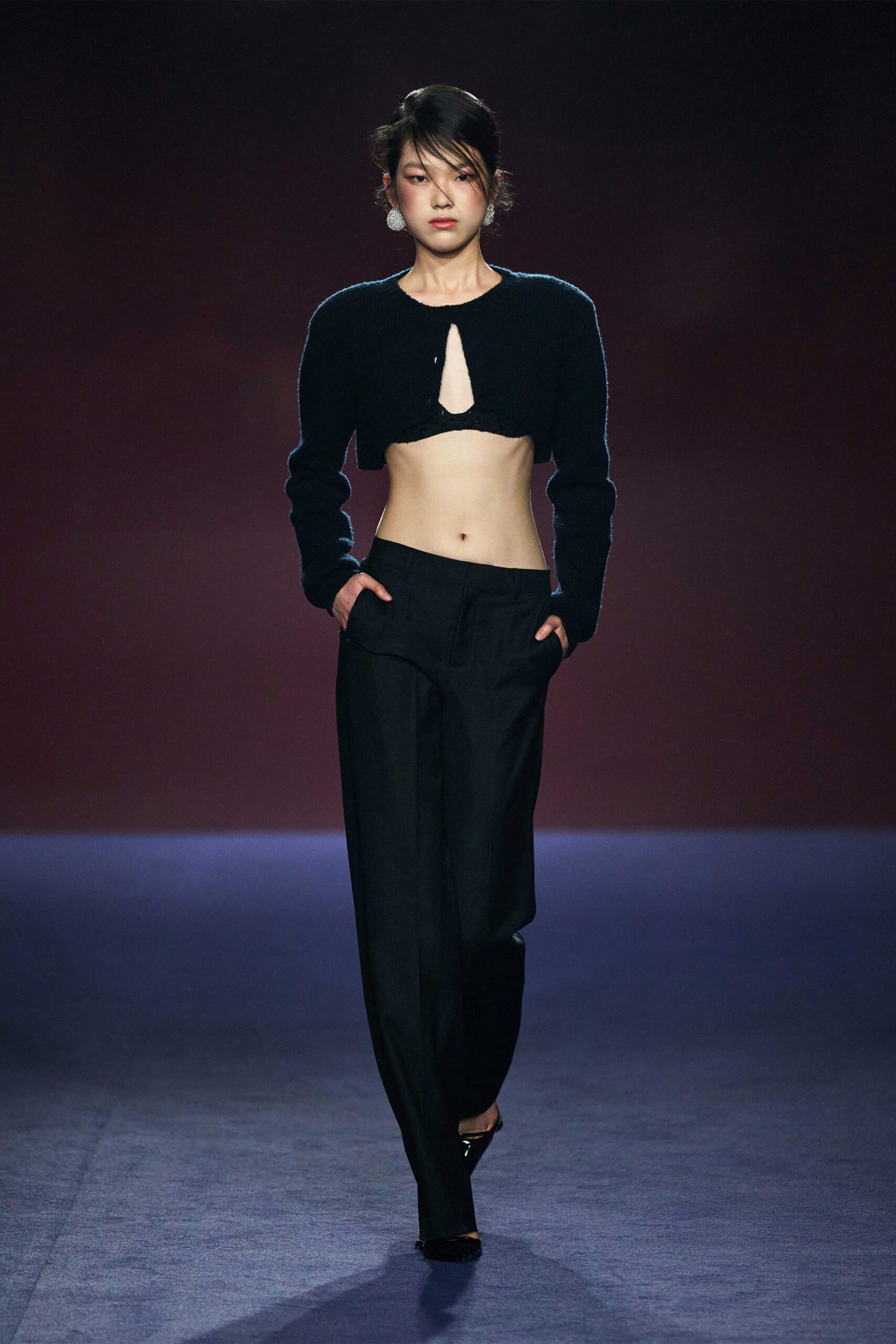 black cotton long-sleeve collared fitted cropped top