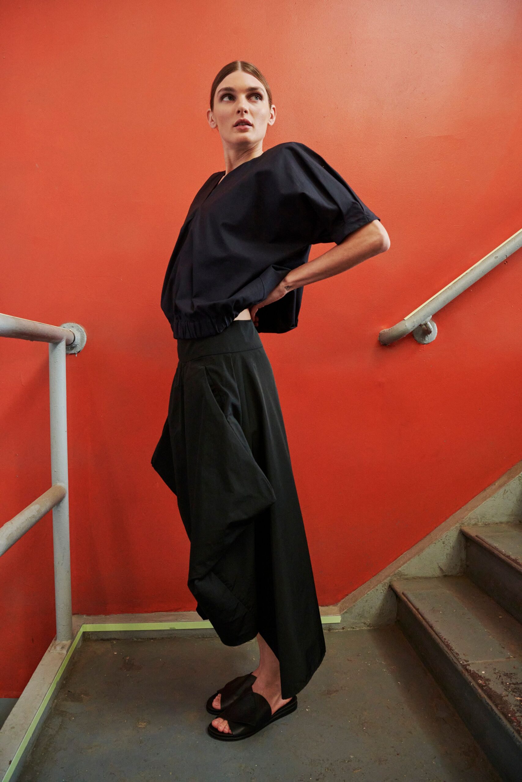 black cotton short-sleeve relaxed draped cropped top