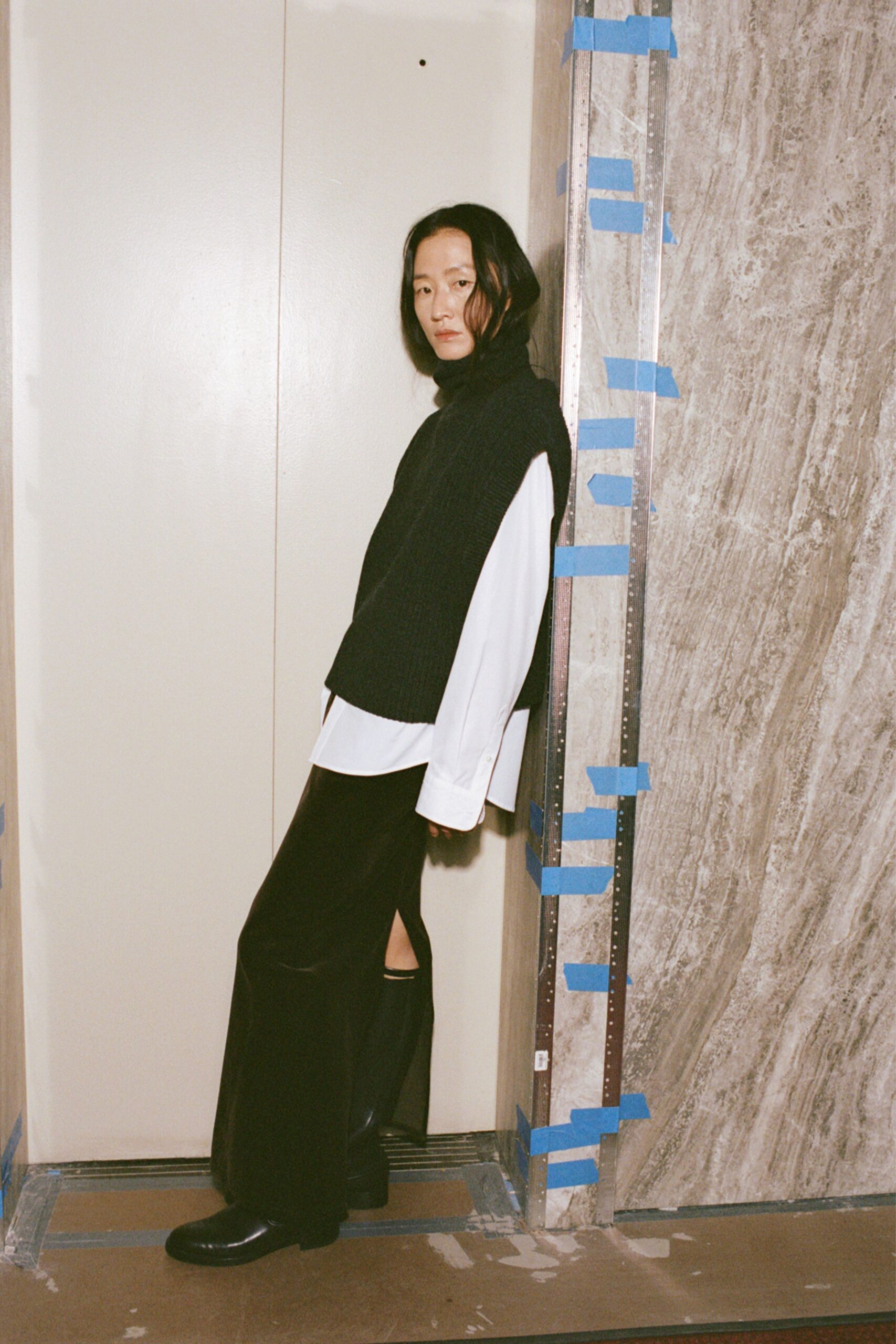black wool sleeveless oversized ribbed sweater