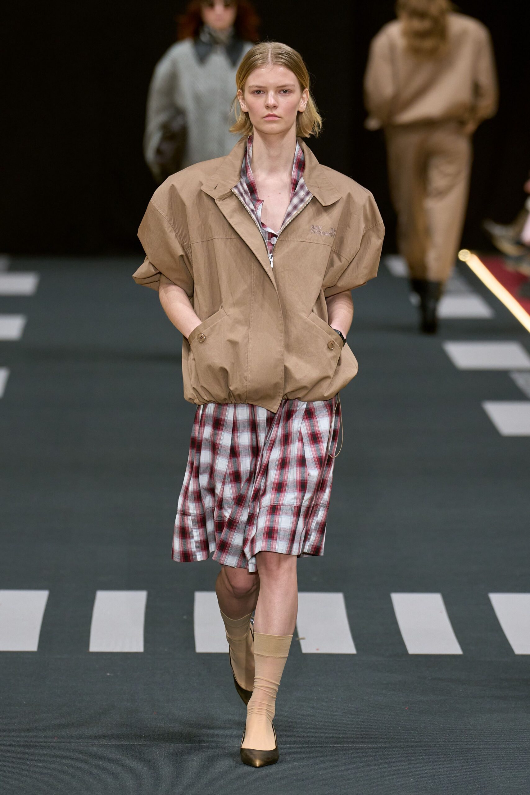 beige cotton short-sleeve oversized zippered jacket