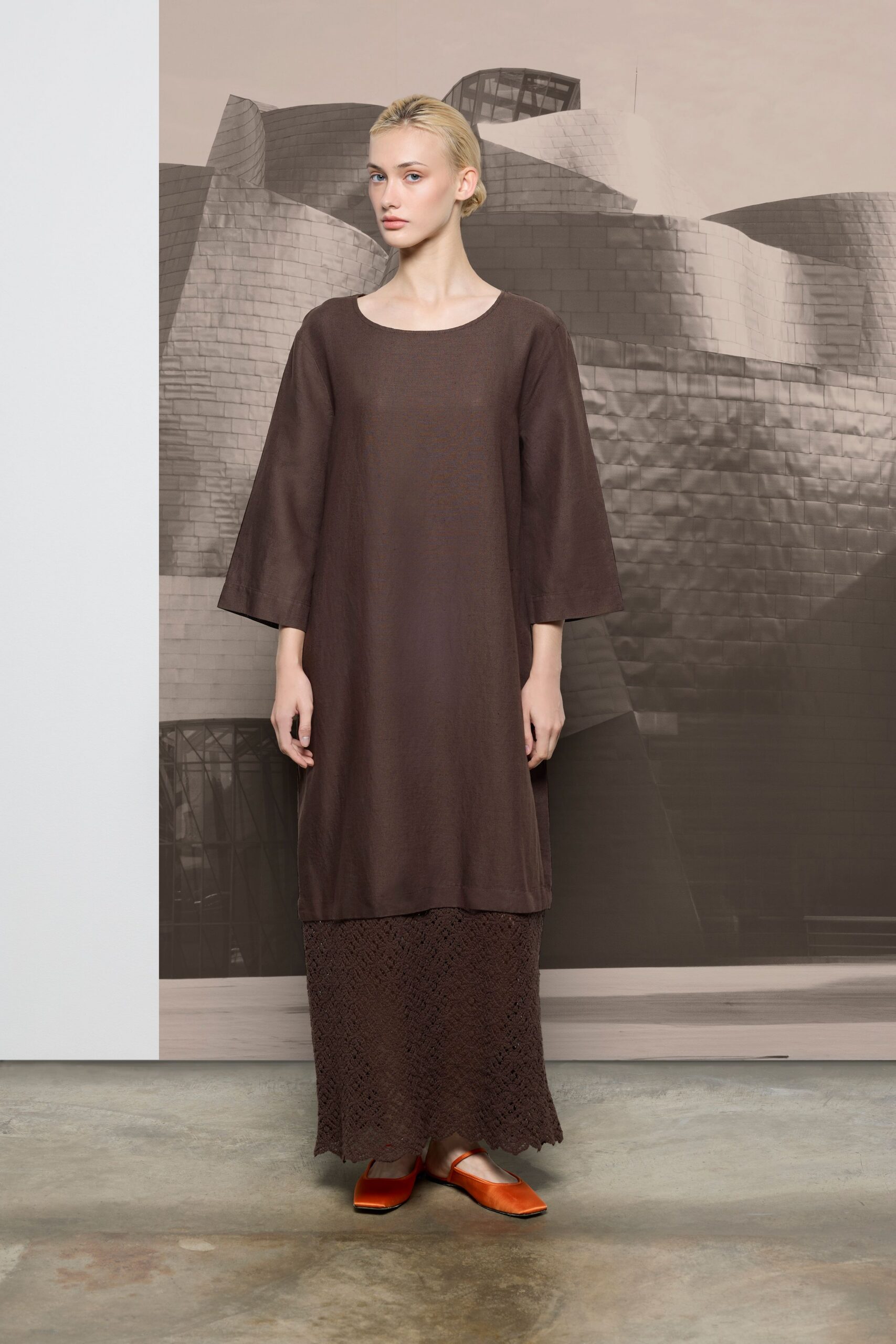 brown relaxed maxi dress with orange shoes