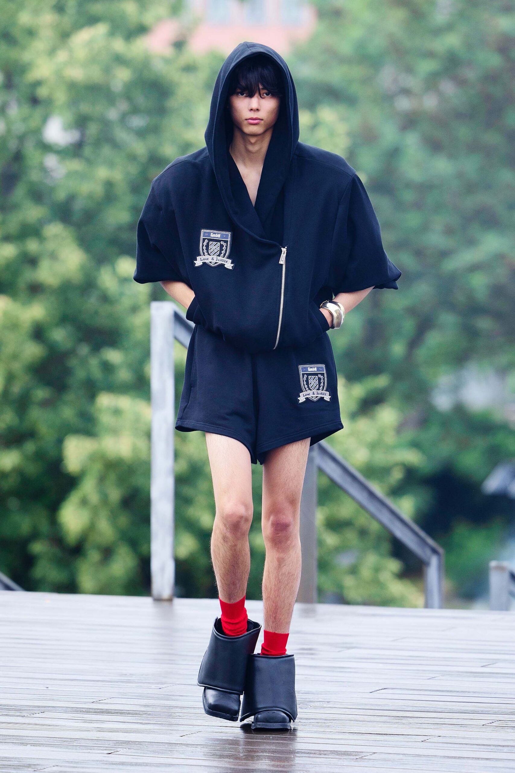 black hoodie and shorts outfit