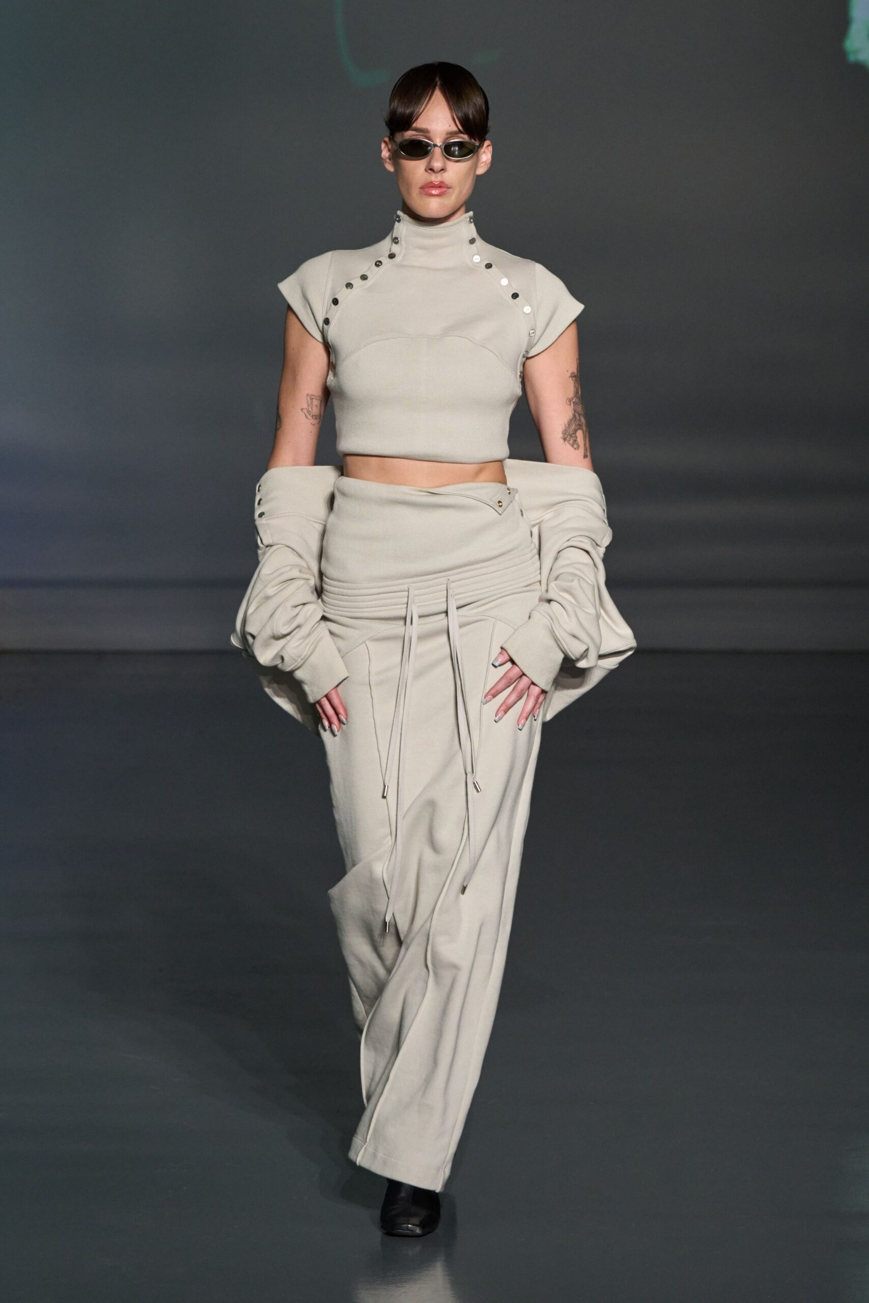 gray cotton short-sleeve high-neck fitted buttoned cropped crop-top