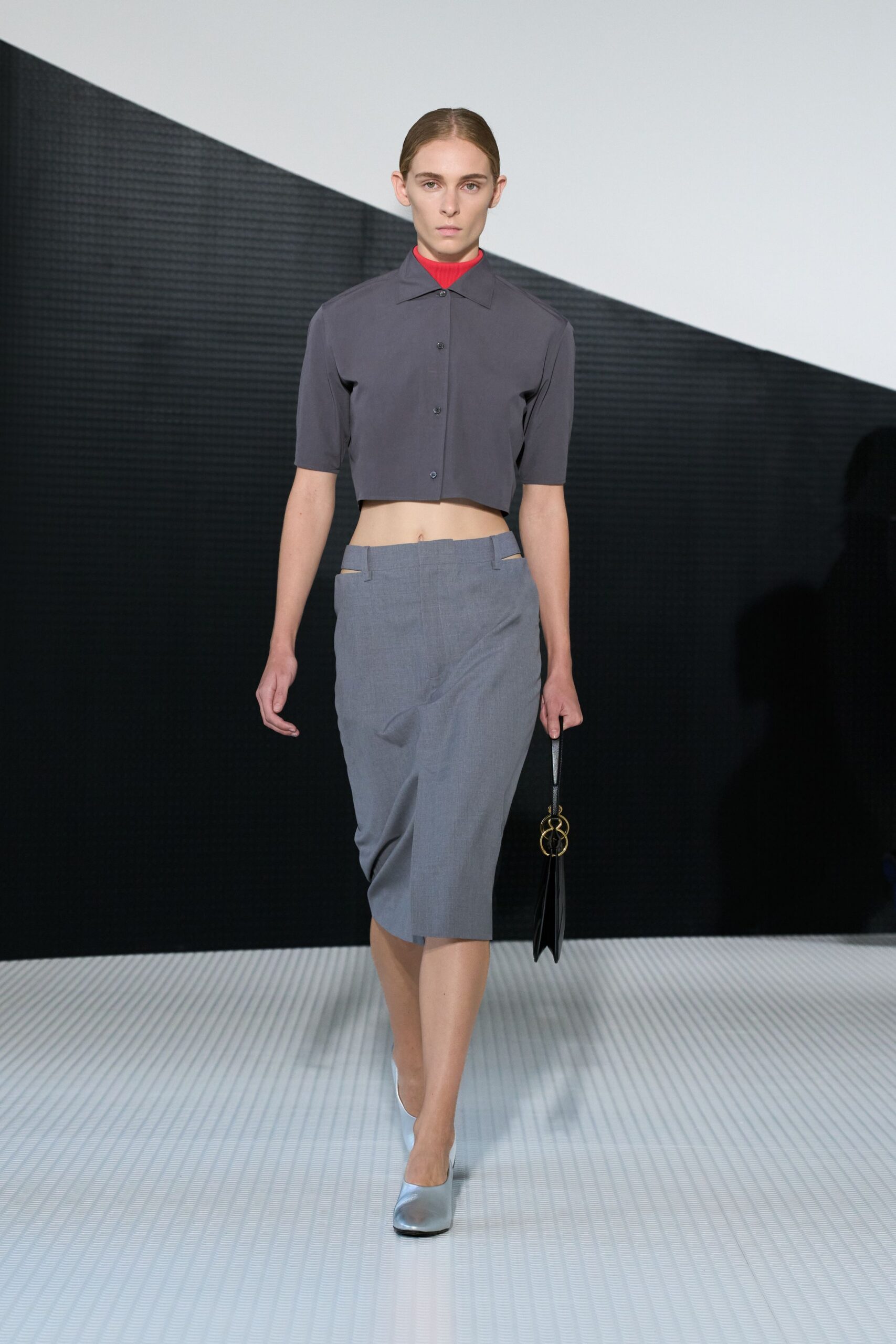 gray cotton short-sleeve collared fitted cropped top