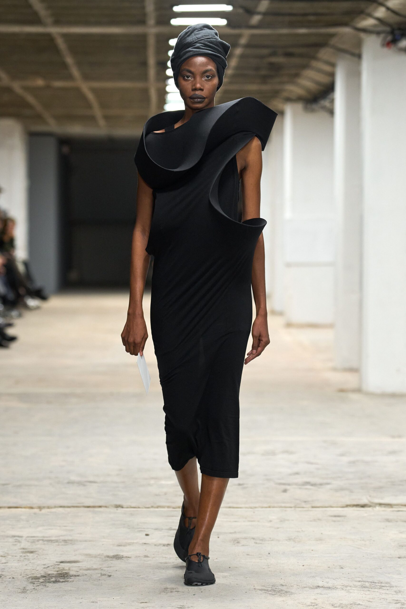 black fitted midi dress with hat