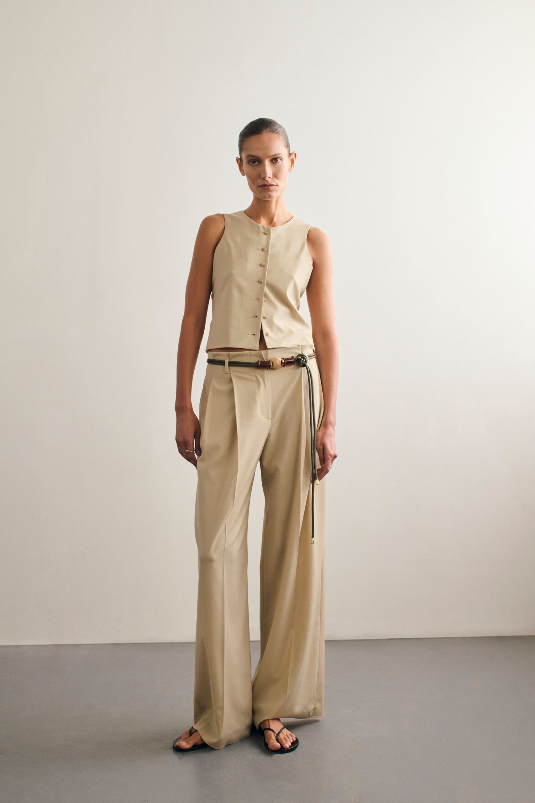 beige cotton sleeveless collared fitted buttoned top