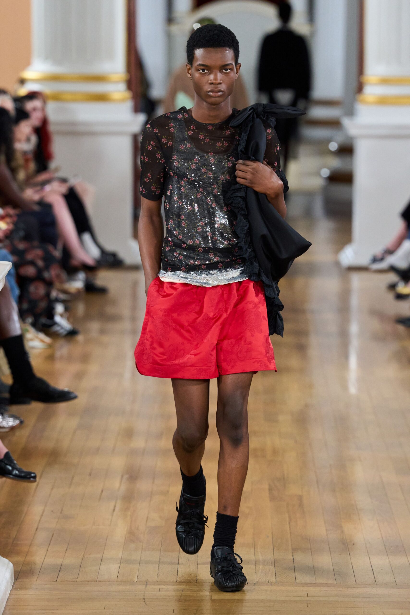 black mesh short-sleeve v-neck fitted floral top