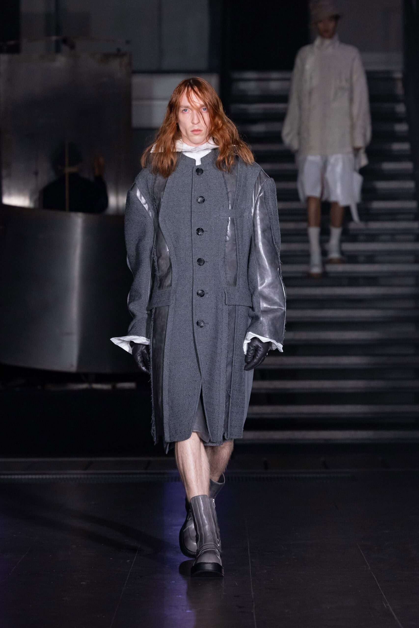 gray wool long-sleeve collared relaxed buttoned pleated coat