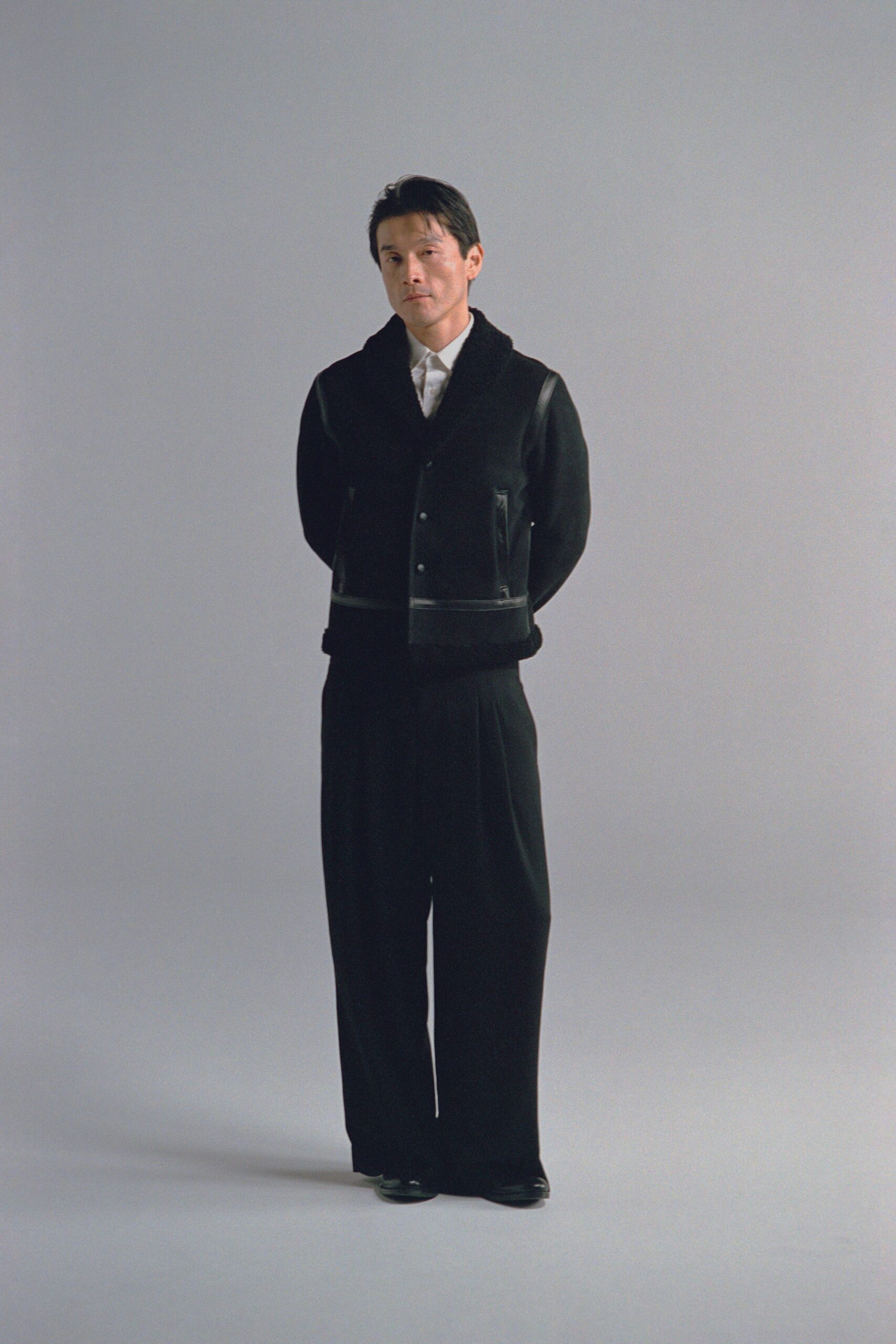 black wool long-sleeve collared fitted buttoned jacket