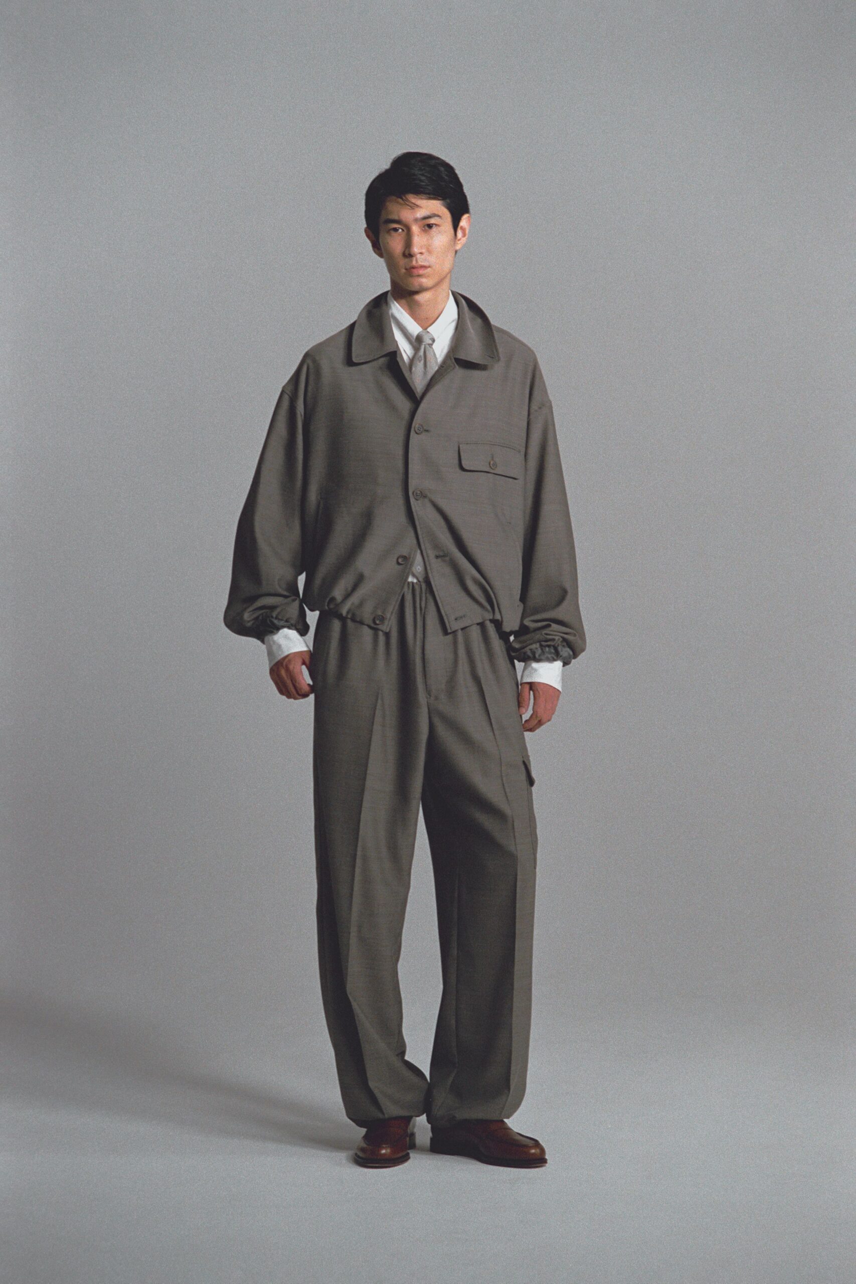 gray cotton long-sleeve collared relaxed buttoned jacket