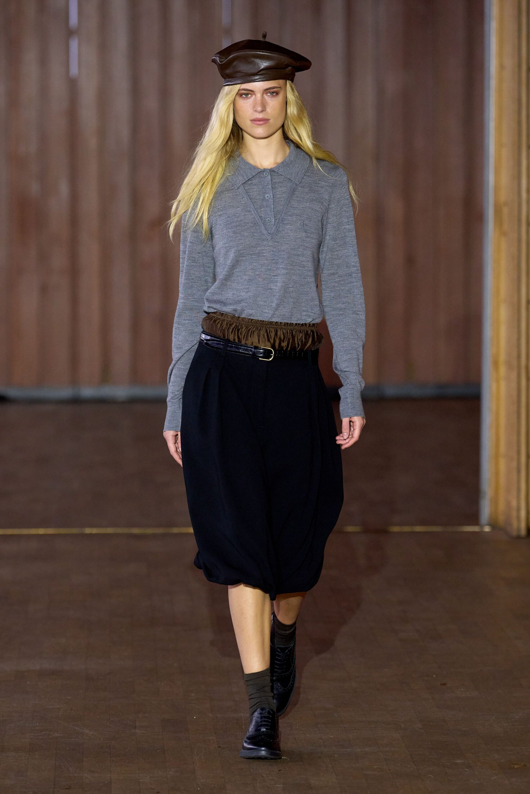 gray top and black pants