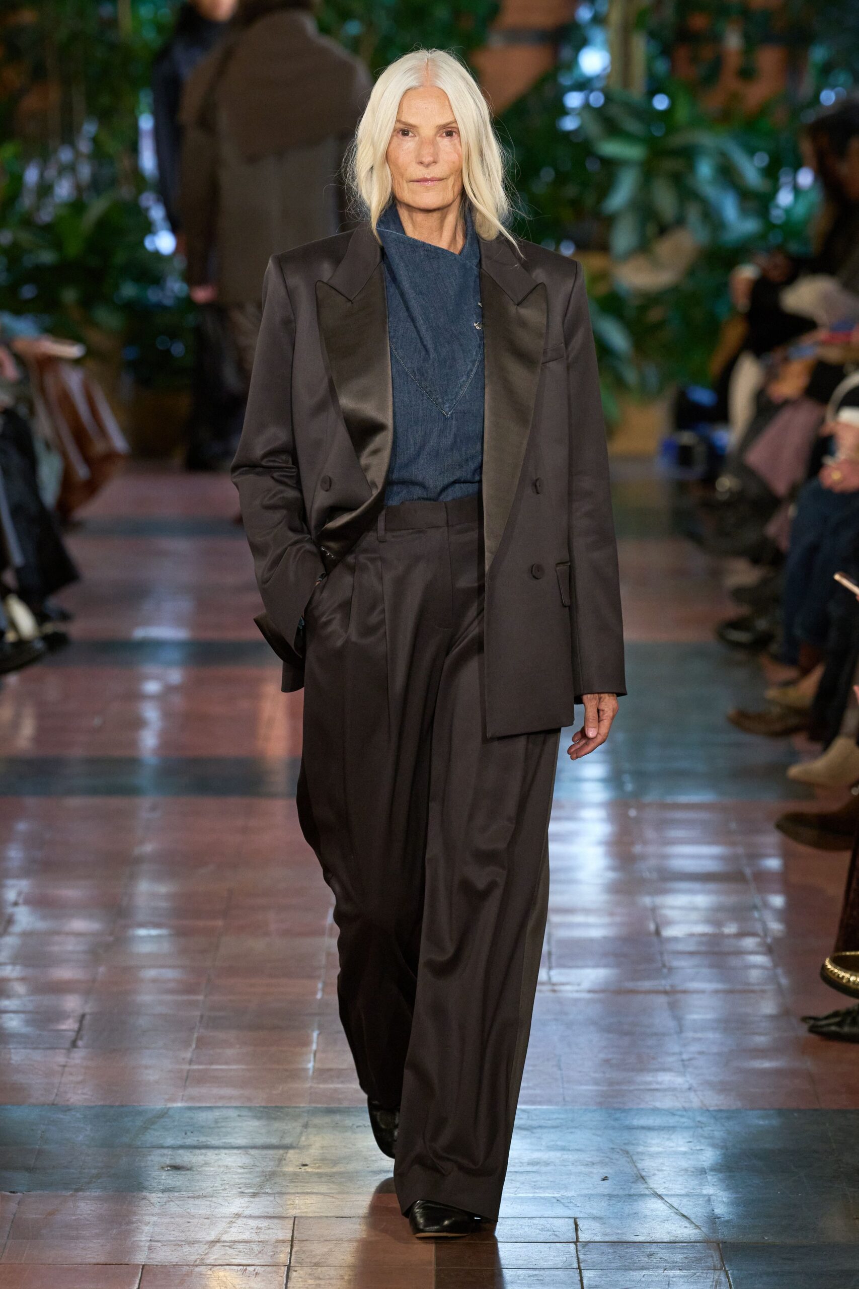 black silk long-sleeve collared tailored suit