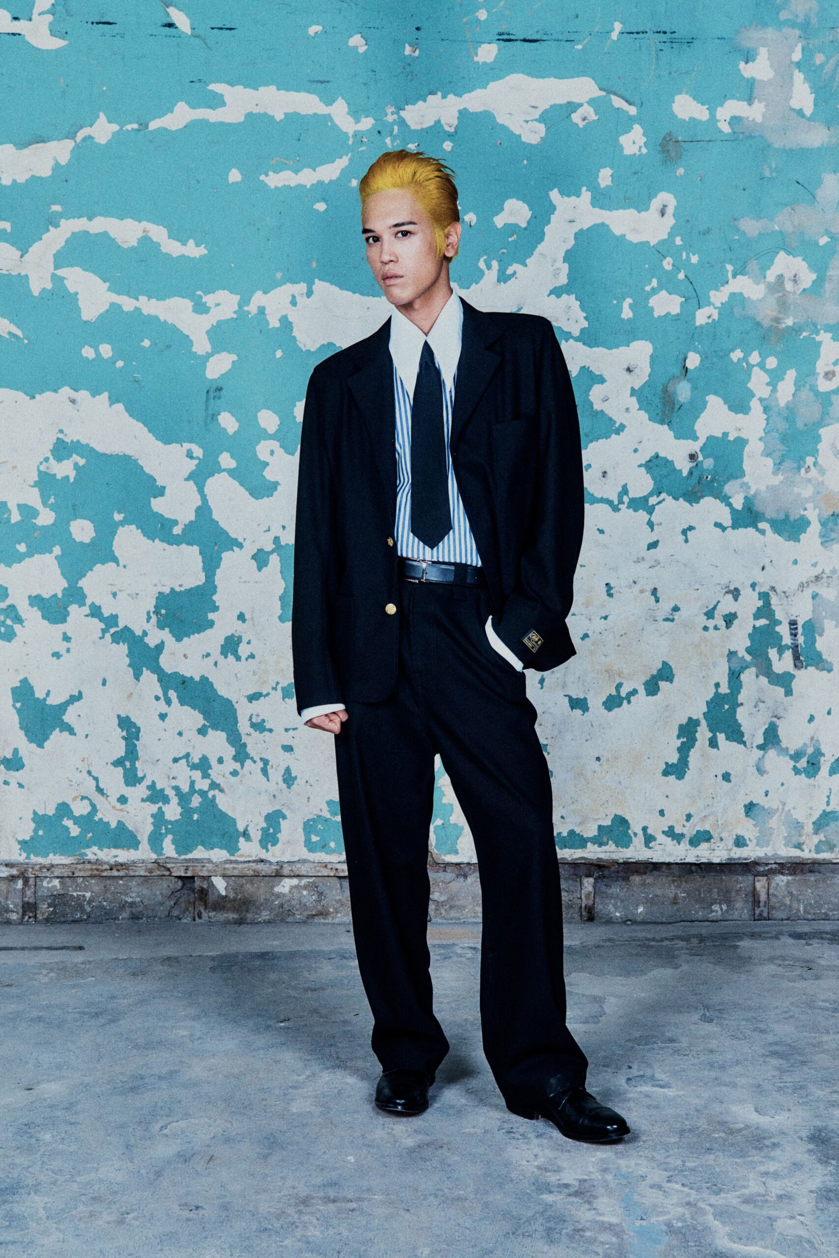 black long-sleeve collared tailored buttoned suit