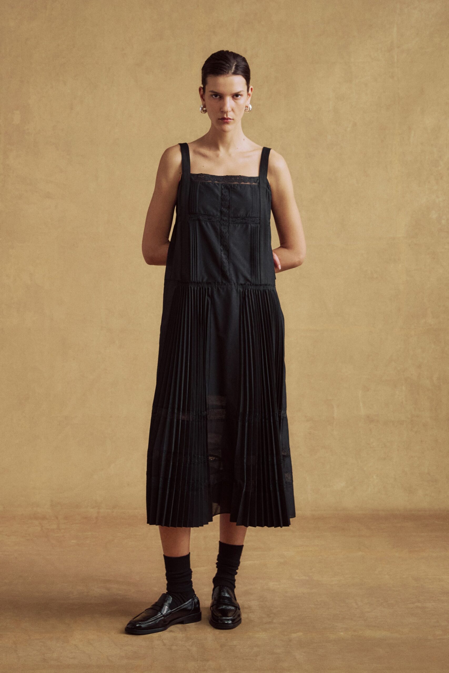 black pleated midi dress with shoes