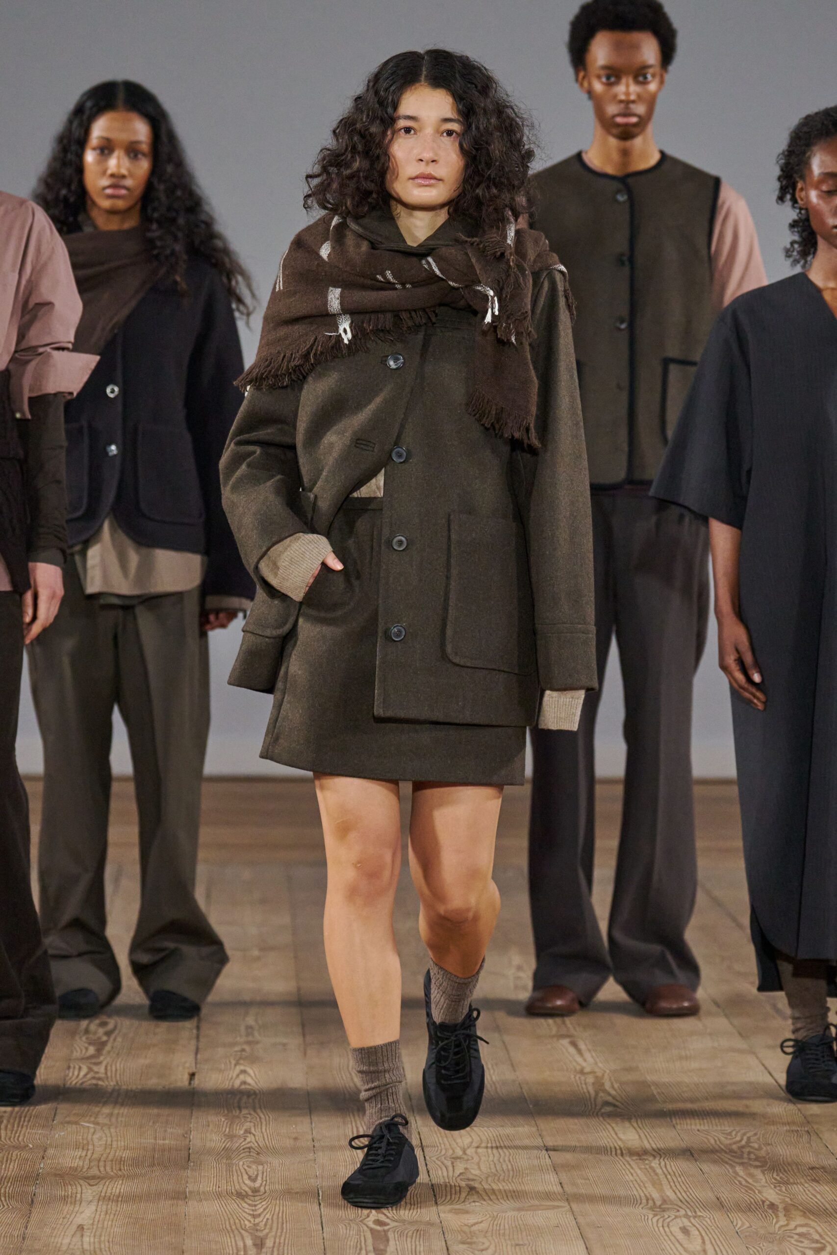 brown wool long-sleeve collared fitted buttoned short coat